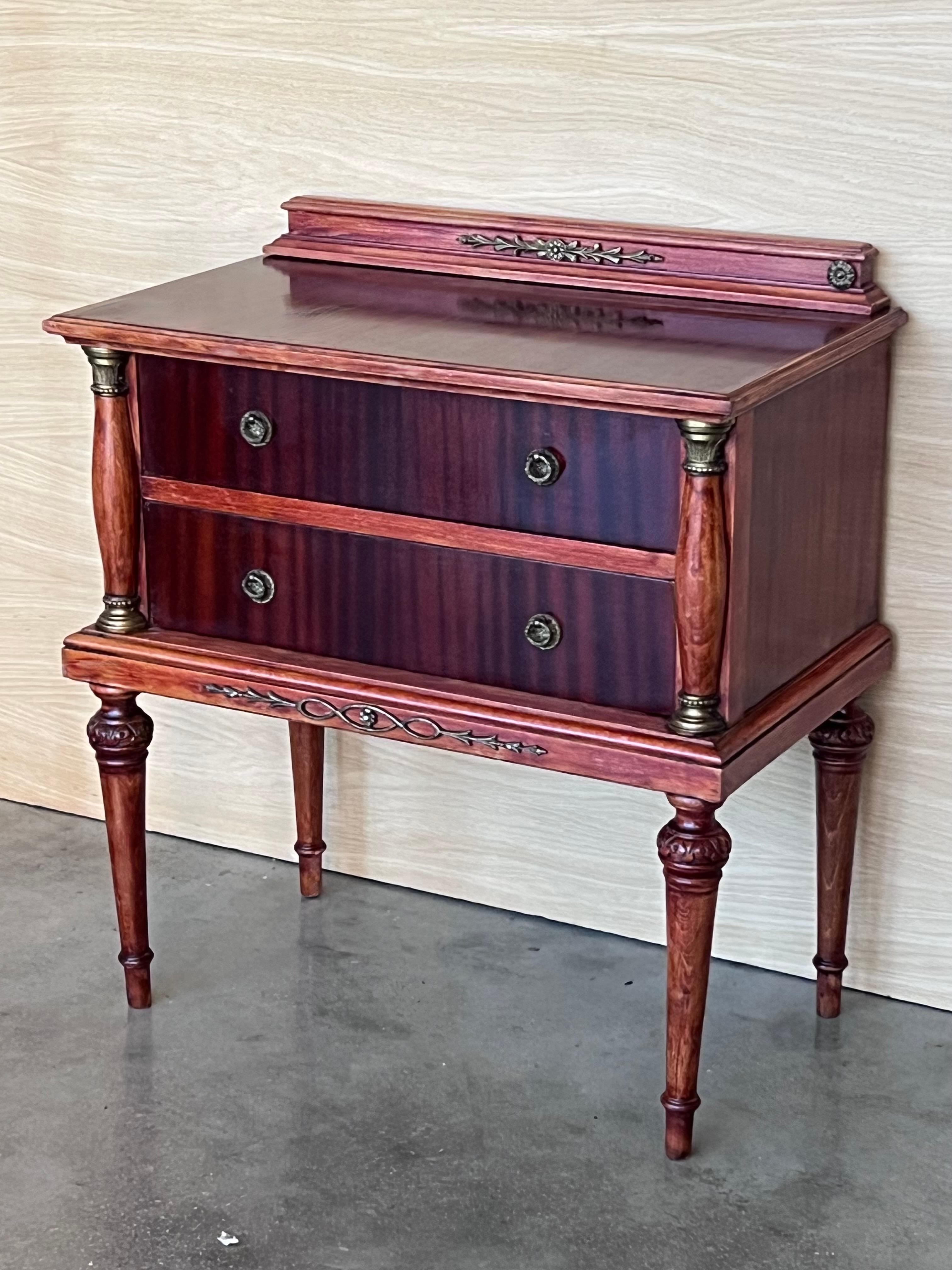 Coppia di lamponi francesi del 20° secolo  Comodini a due cassetti in legno In condizioni buone in vendita a Miami, FL