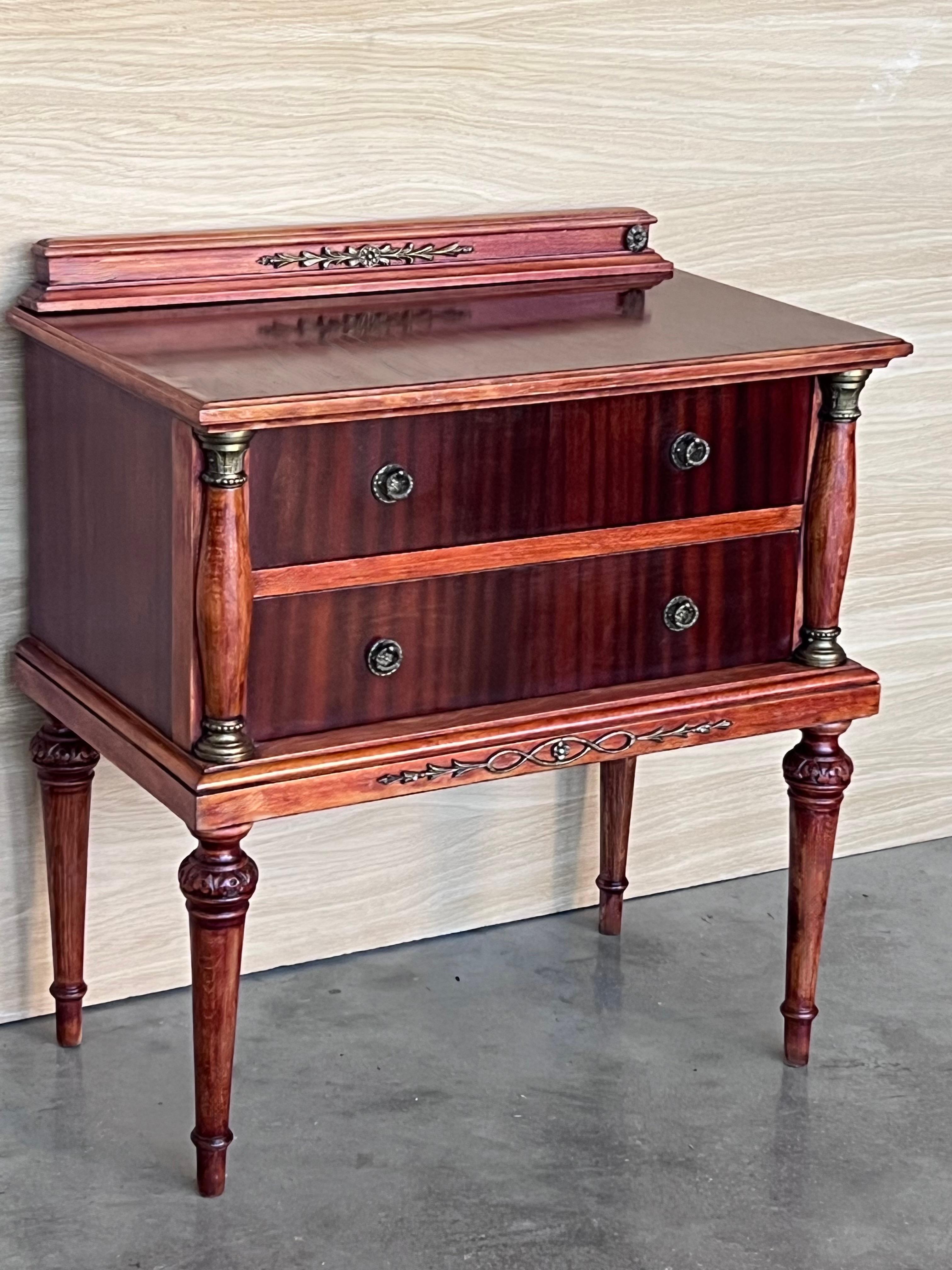 XX secolo Coppia di lamponi francesi del 20° secolo  Comodini a due cassetti in legno in vendita
