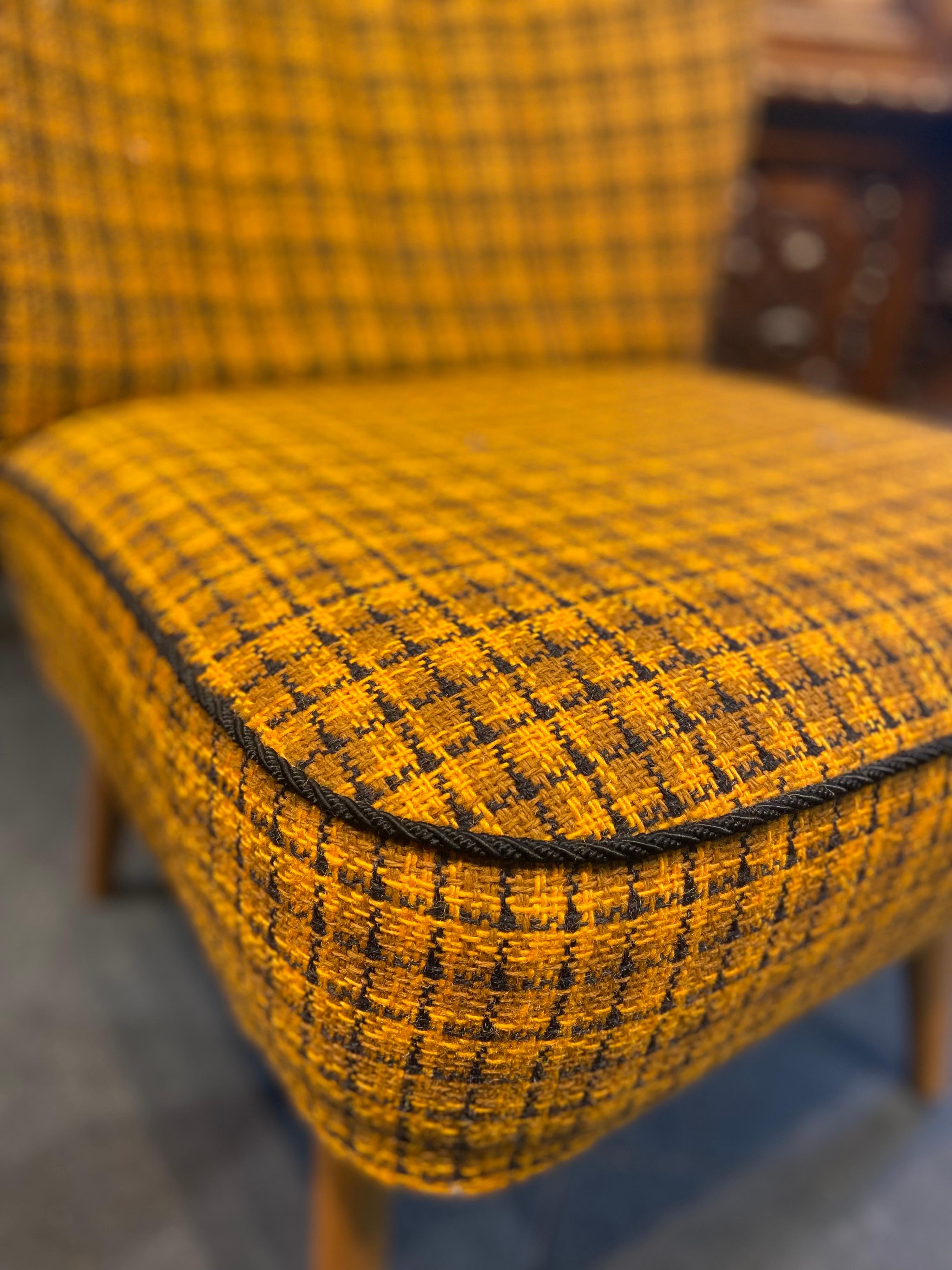 Paire de chaises françaises vintage du XXe siècle avec tapisserie à carreaux moutarde Bon état - En vente à Sofia, BG