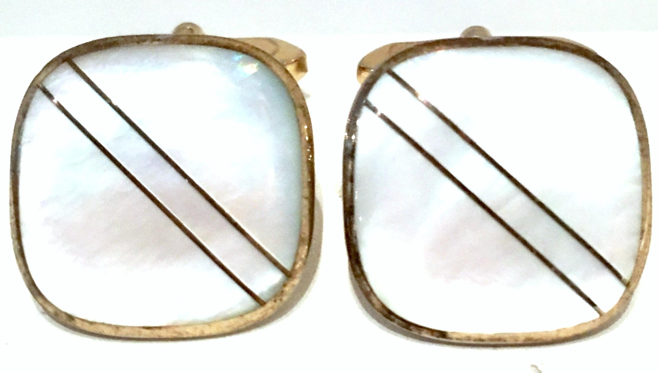 20th Century Pair Of Gold & Mother Of Pearl Cufflinks In Good Condition For Sale In West Palm Beach, FL