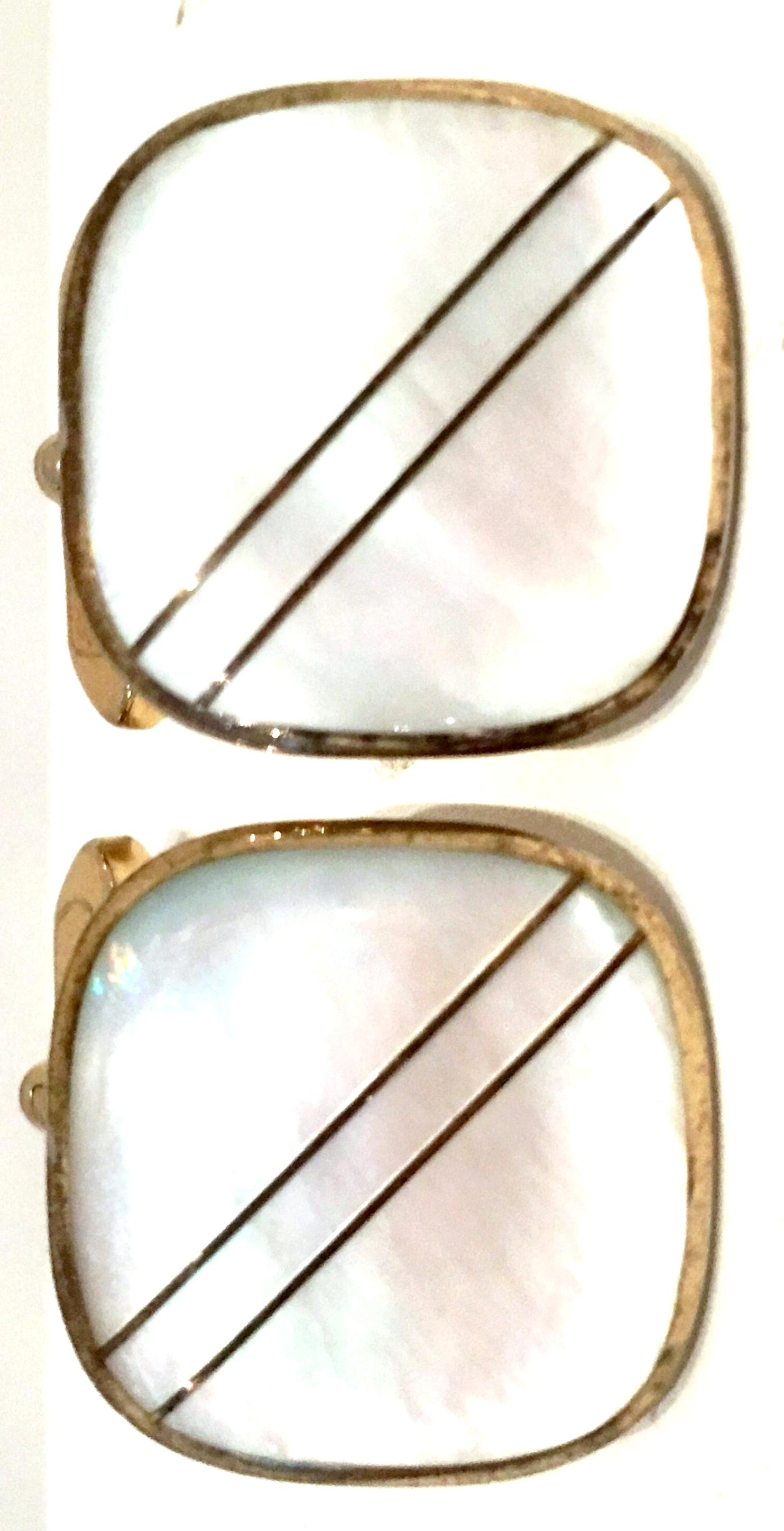 Women's or Men's 20th Century Pair Of Gold & Mother Of Pearl Cufflinks For Sale