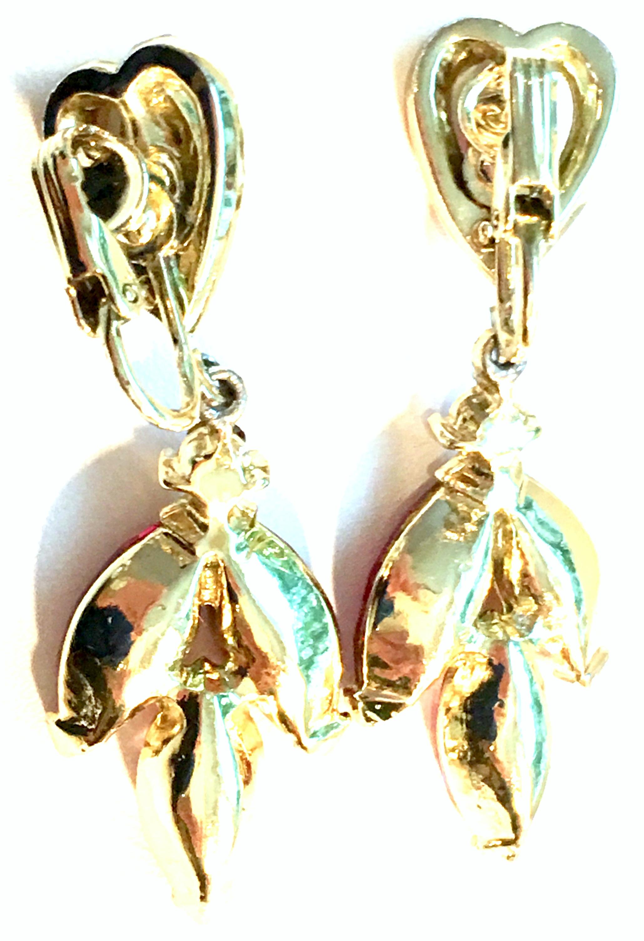 20th Century Pair Of Gold Plate & Swarovski Crystal Drop Earrings For Sale 2