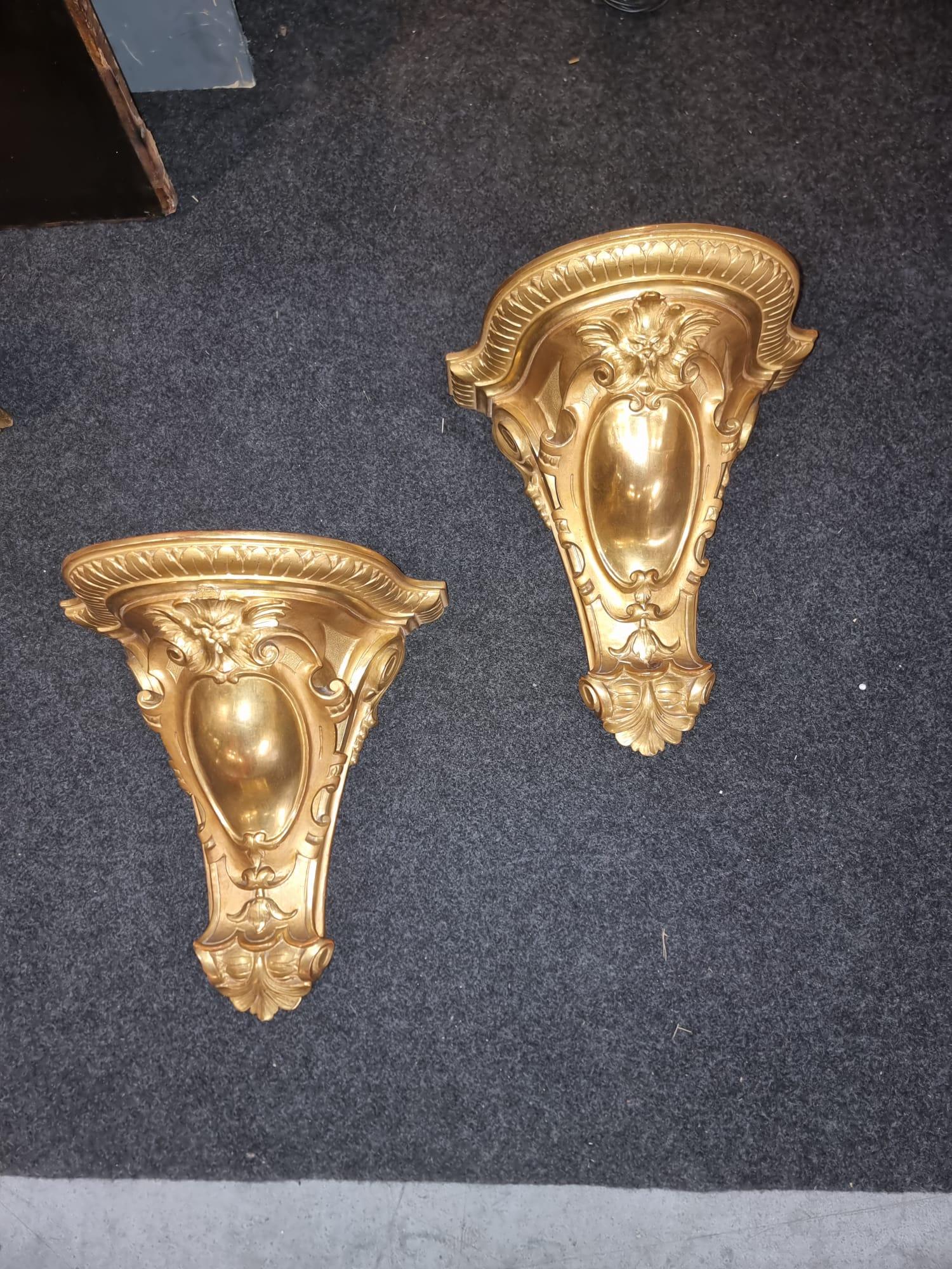 Beautiful pair of gilded and carved shelves, 1850-1870, Tuscany.

Dimensions: 30x28 cm with height 33 cm