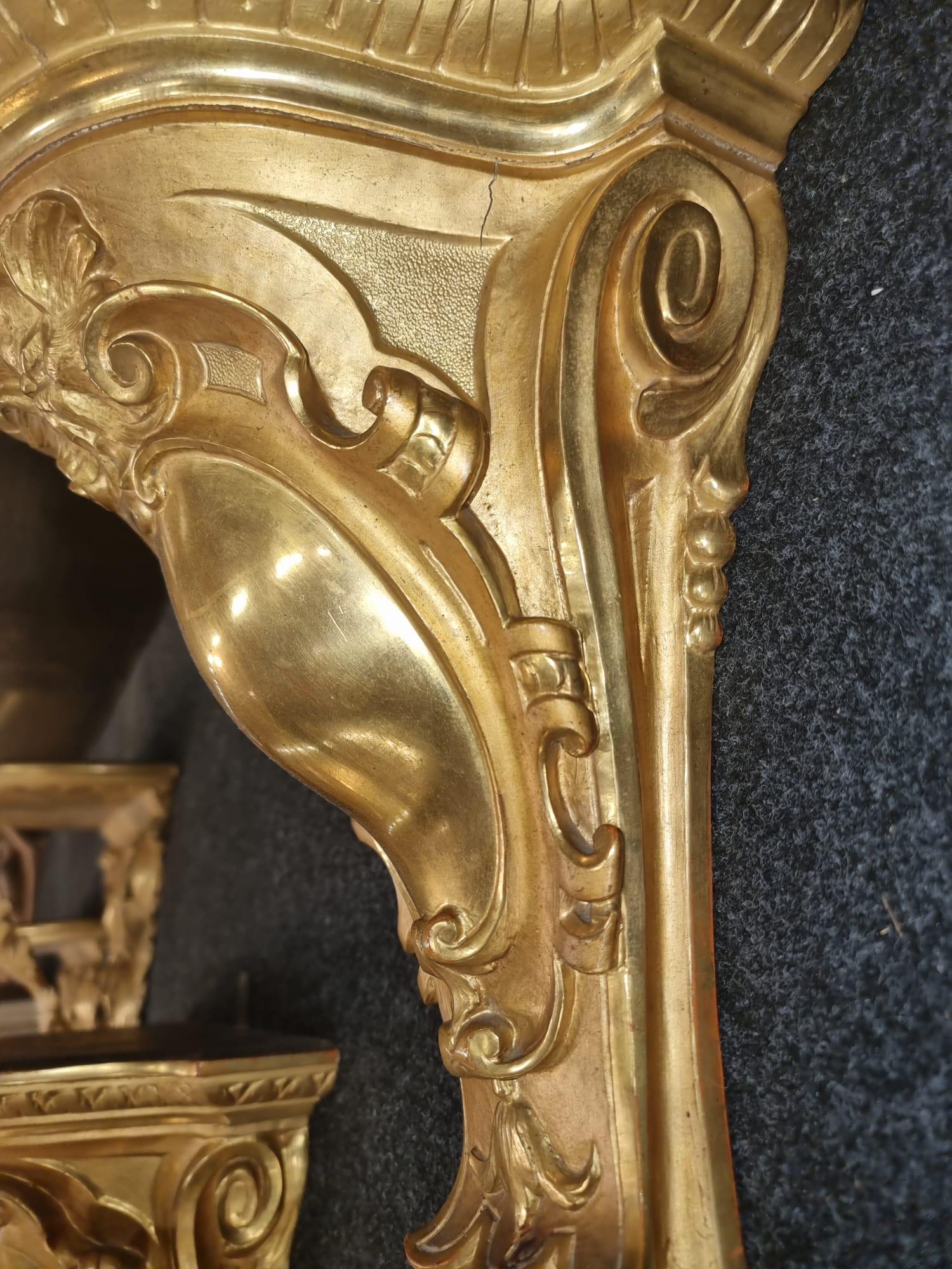 19th century pair of golden shelves For Sale 1
