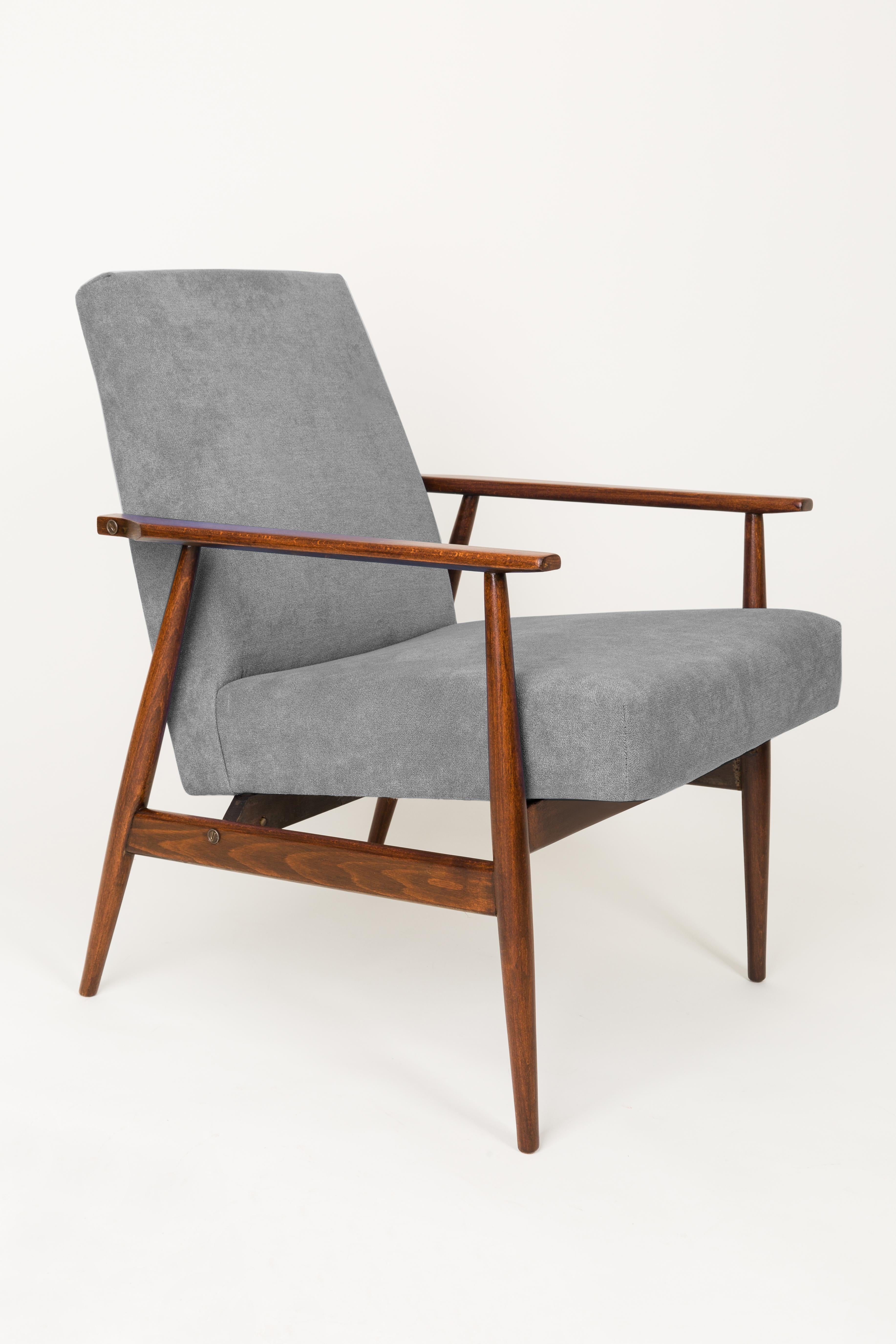 Un magnifique fauteuil restauré, conçu par Henryk Lis. Meubles après rénovation complète de la menuiserie et de la tapisserie d'ameublement. Le tissu, qui recouvre le dossier et l'assise, est un revêtement en velours de haute qualité. Les fauteuils