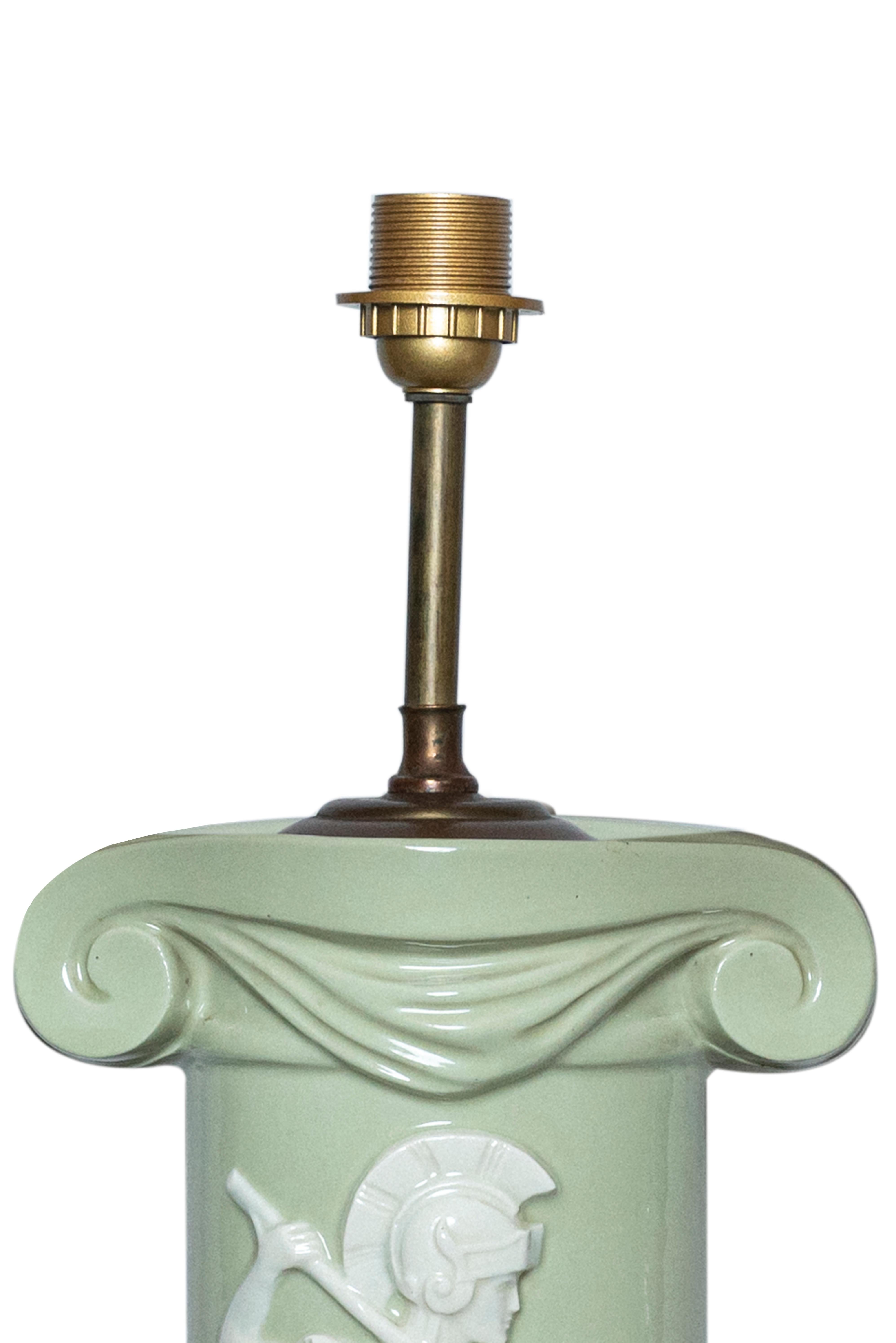 20th century pair of green and white porcelain ionic column table lamps In Good Condition For Sale In Madrid, ES