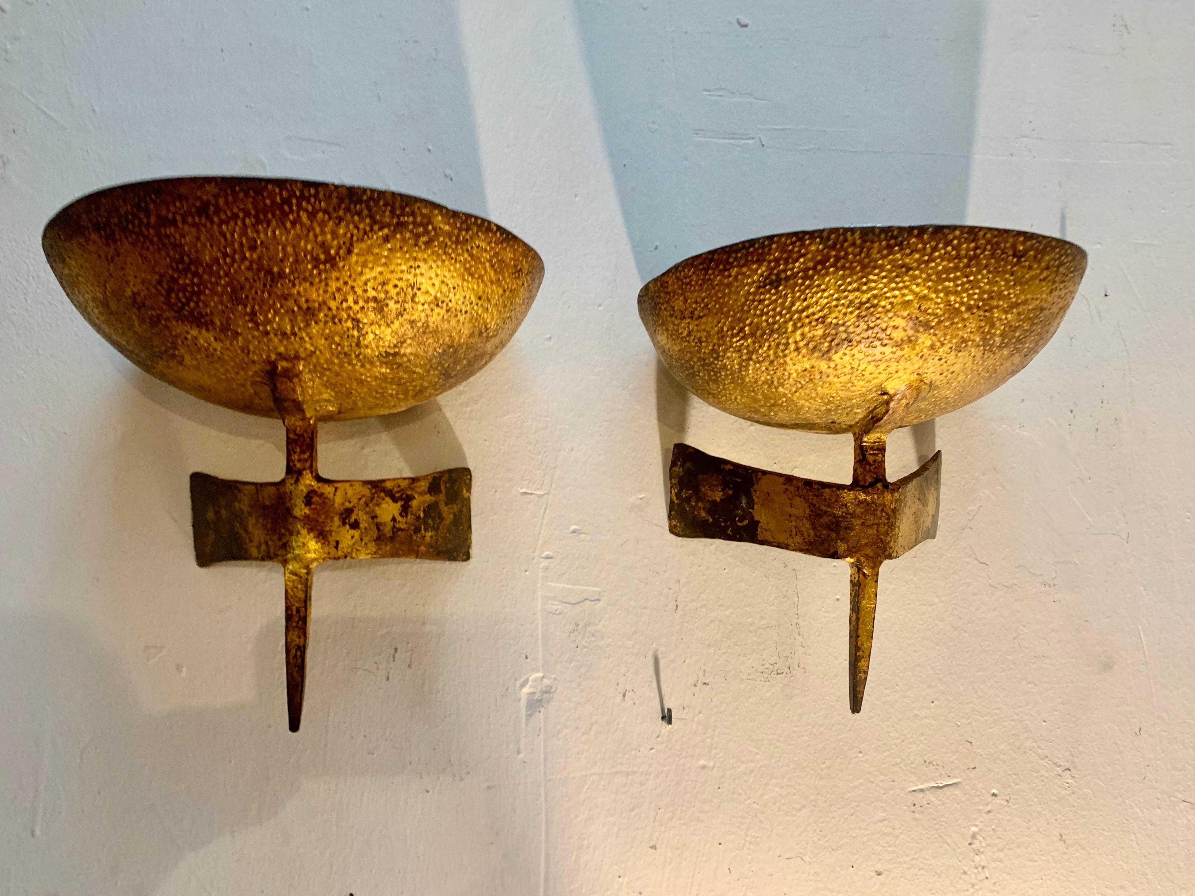 20th Century Pair of Hammered Gilt Iron Wall Sconces Du Plantier Style In Good Condition In Madrid, ES