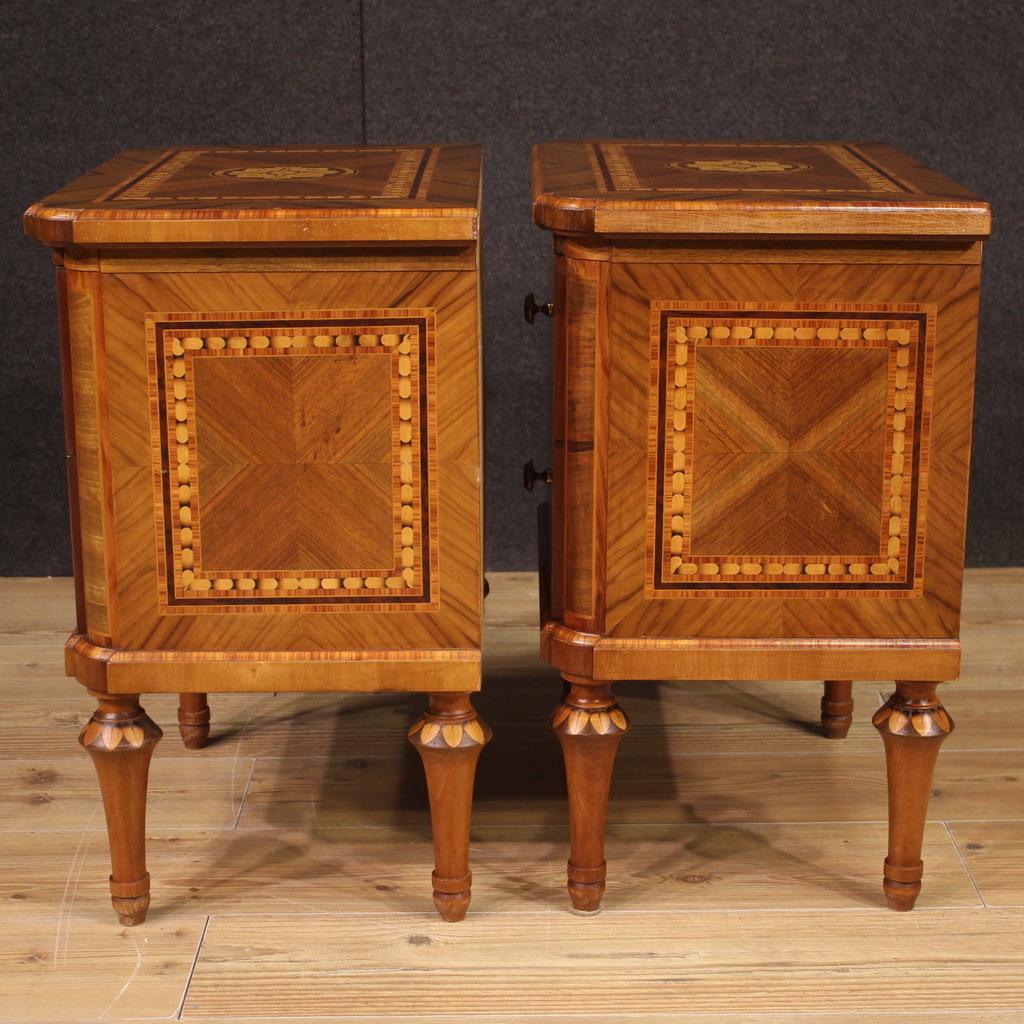 Paire de tables de chevet italiennes de style Louis XVI en bois incrust du XXe sicle, 1970 1