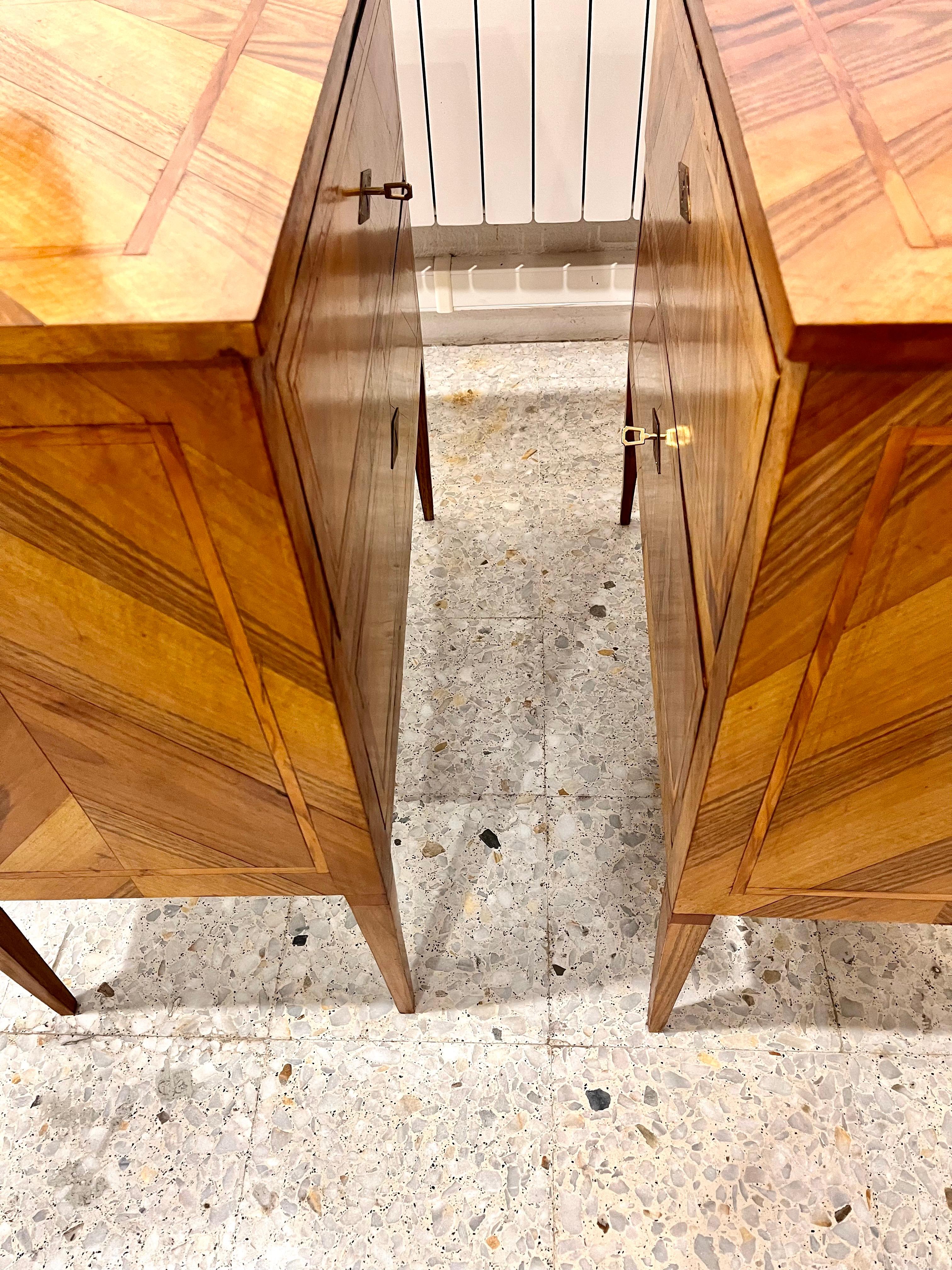 Biedermeier Coppia di cassettiere in stile Bidermeir del XX secolo  Comodini in vendita
