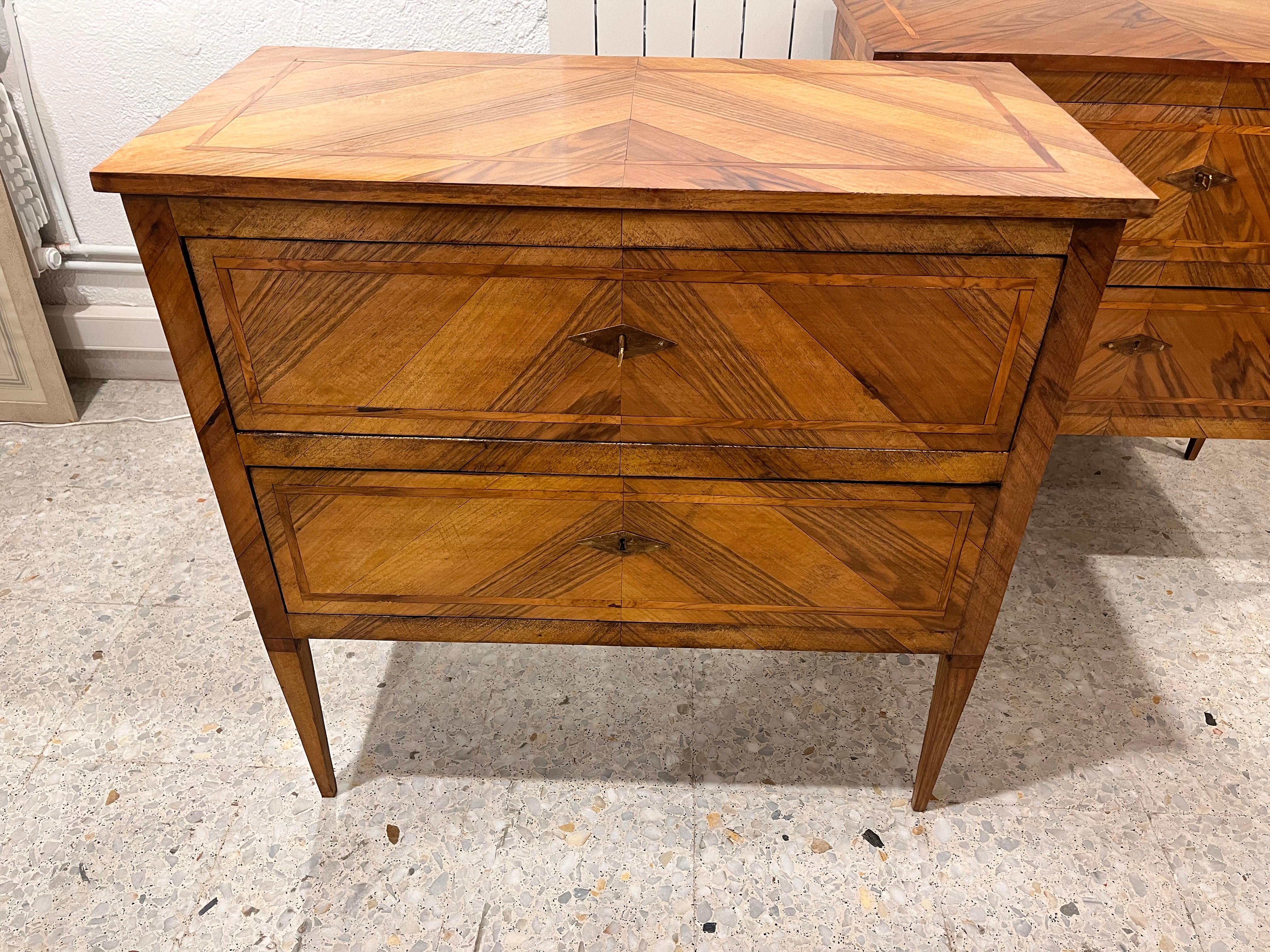 Marqueterie Coppia di cassettiere in stile Bidermeir del XX secolo  Comodini in vendita