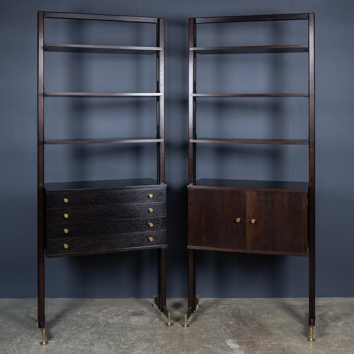 Un'elegante coppia di librerie in legno ebanizzato del XX secolo. Questi pezzi versatili possono essere utilizzati singolarmente o insieme come paravento. Il design pulito e understated.design italiano è evidente nella sua semplicità e nella sua