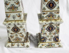 20e siècle Paire d'obélisques italiens, porcelaine peinte à la main