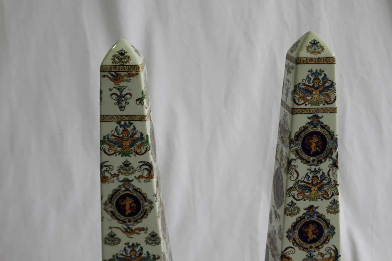 20th Century Pair of Italian Obelisks, Hand-Painted Porcelain In Good Condition For Sale In Southall, GB