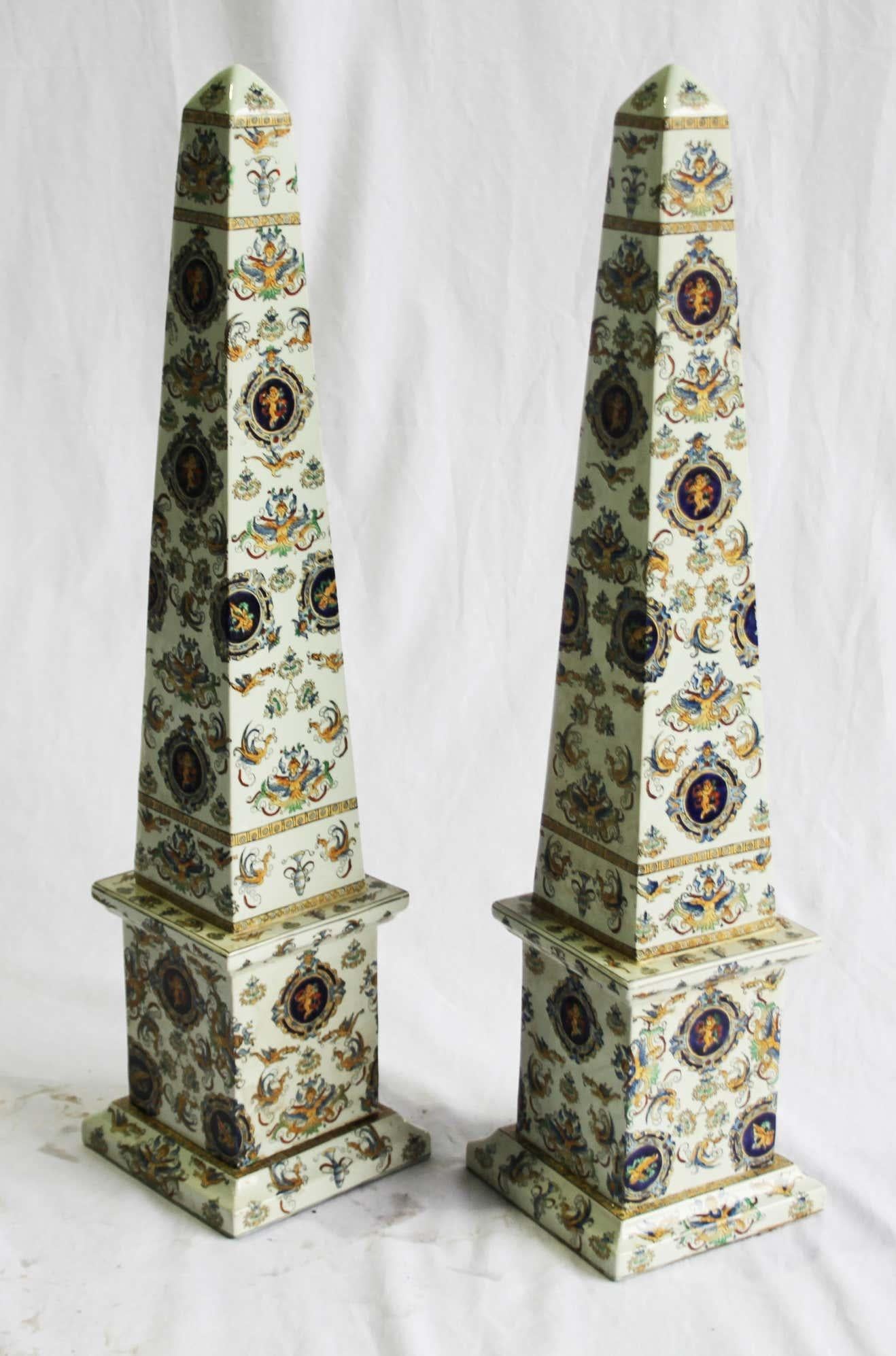 20ième siècle Paire d'obélisques italiens du 20ème siècle, porcelaine peinte à la main en vente