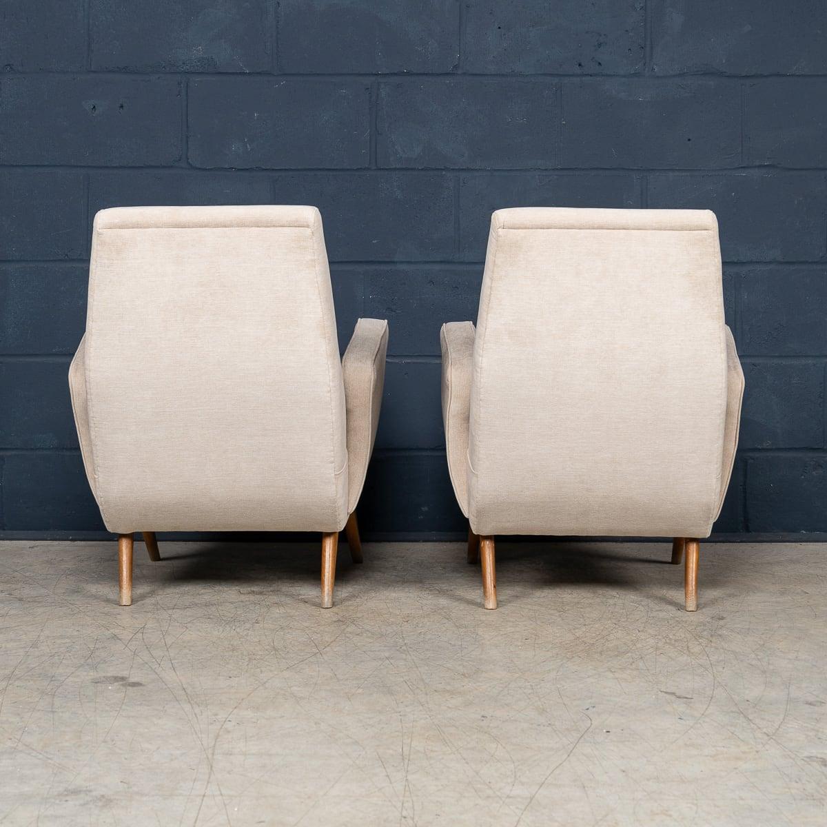 20th Century Pair Of Italian Off-White Armchairs By Nino Zoncada c.1950 In Good Condition For Sale In Royal Tunbridge Wells, Kent