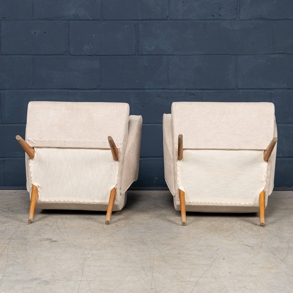 20th Century Pair Of Italian Off-White Armchairs By Nino Zoncada c.1950 For Sale 1