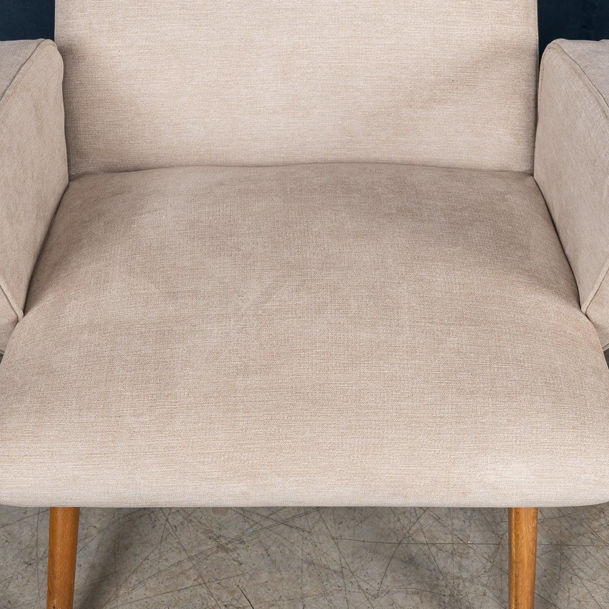 20th Century Pair Of Italian Off-White Armchairs By Nino Zoncada c.1950 For Sale 3
