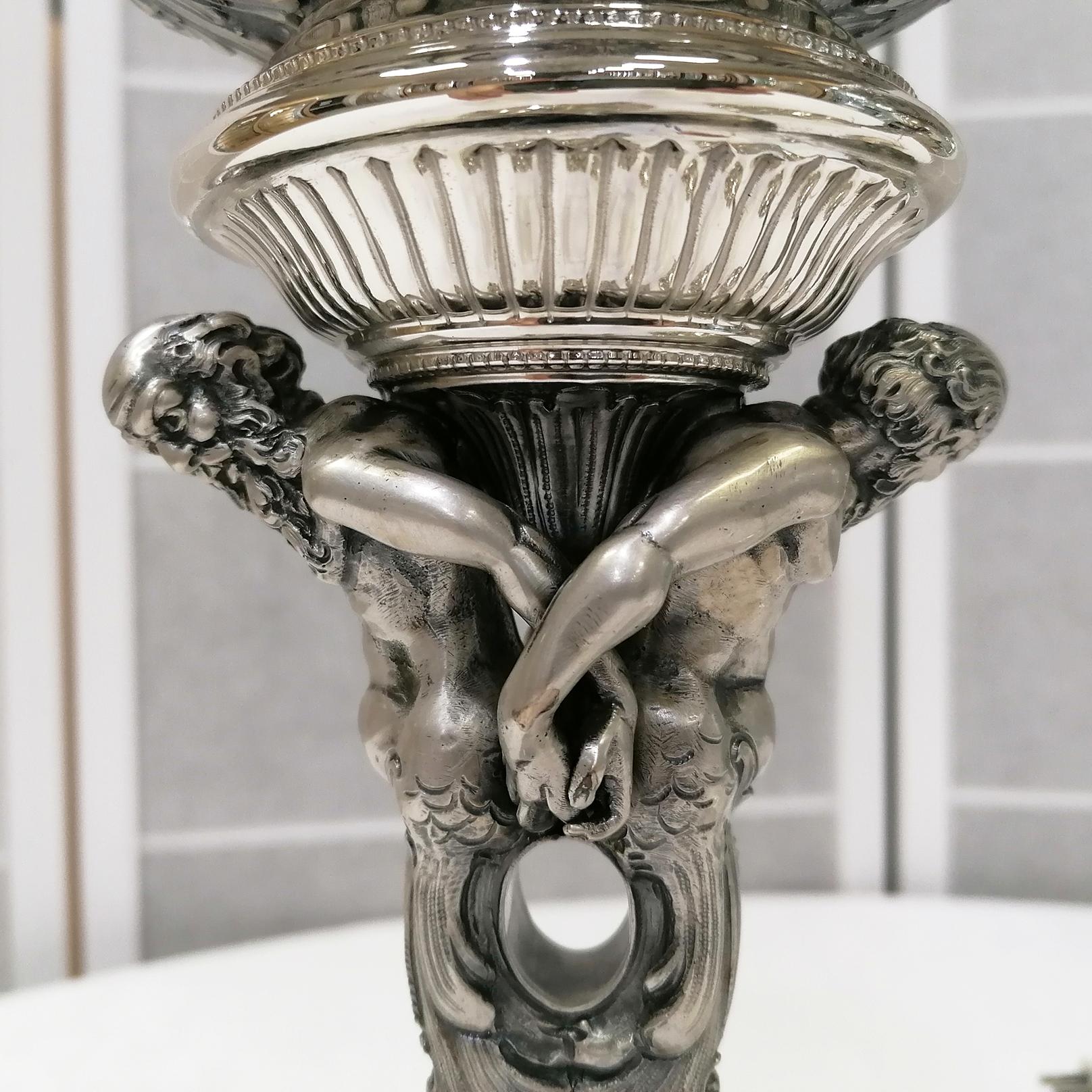 Coppia di lampade italiane in argento sbalzato con figure del XX secolo In condizioni ottime in vendita a VALENZA, IT