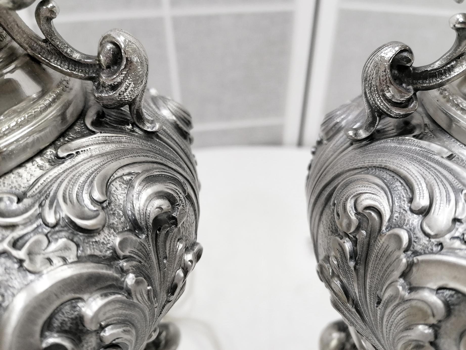 Coppia di lampade italiane in argento sbalzato con figure del XX secolo in vendita 1