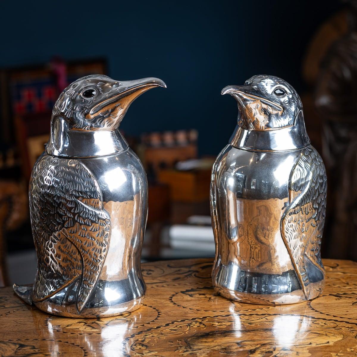 Superbe paire de rafraîchisseurs à vin italiens en métal argenté en forme de pingouins, datant du milieu du 20e siècle. De grande taille et modélisé de façon réaliste avec des yeux en verre, des plumes détaillées et une tête à charnière qui