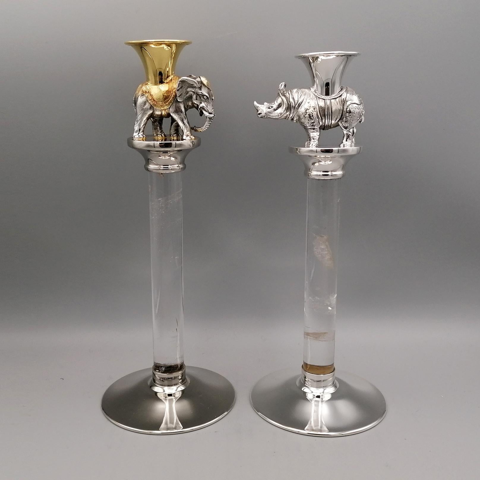 Paar Kerzenständer mit Sockel und Oberteil aus Silber und Stiel aus Bergkristall. Die beiden Kerzenhalter wurden von demselben Silberschmied, Mario Poli - Mailand - Italien, hergestellt, aber mit zwei verschiedenen Arten von Tieren und