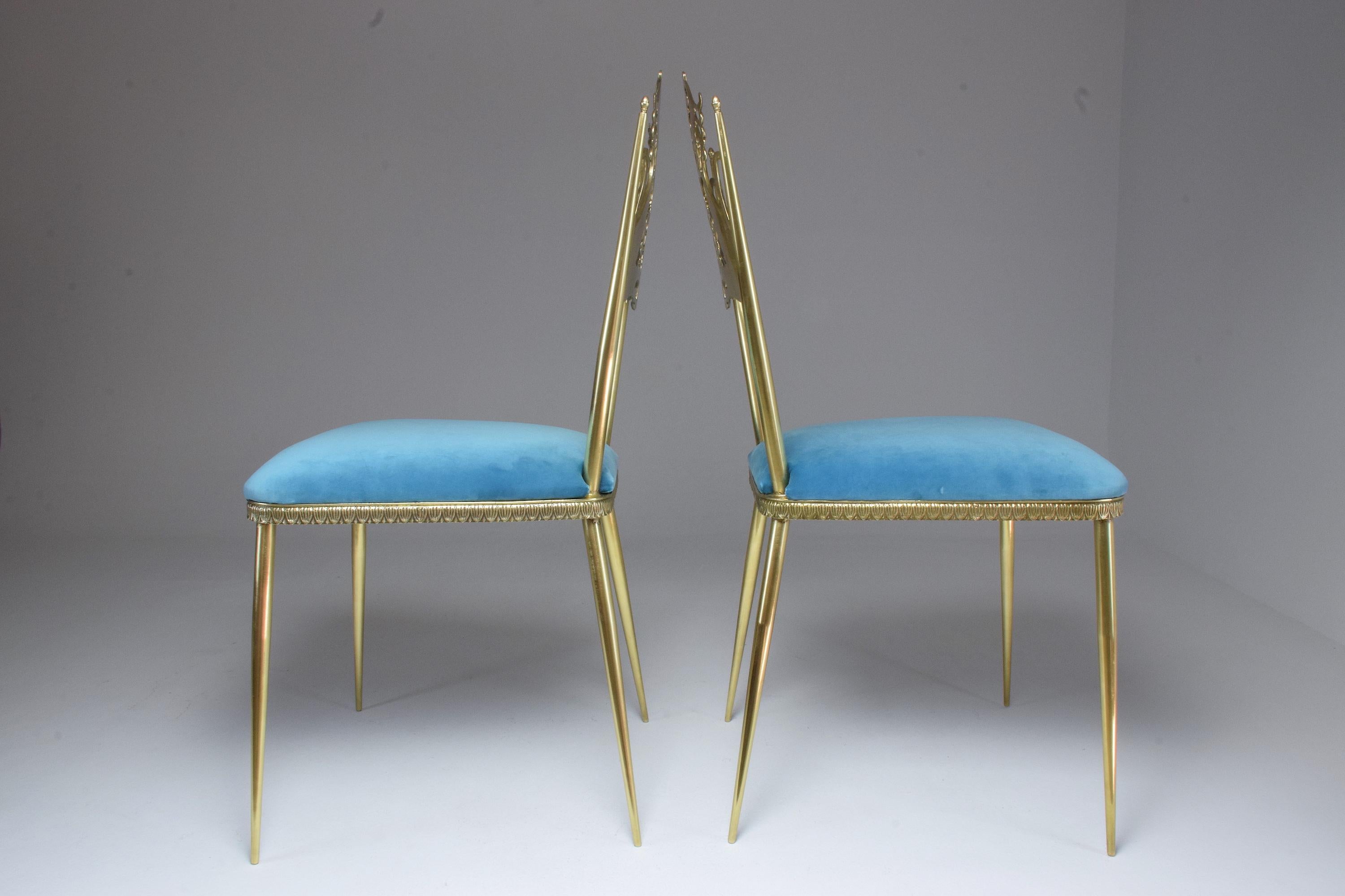 20e siècle Paire de chaises Swan italiennes en velours et laiton, années 1950 4