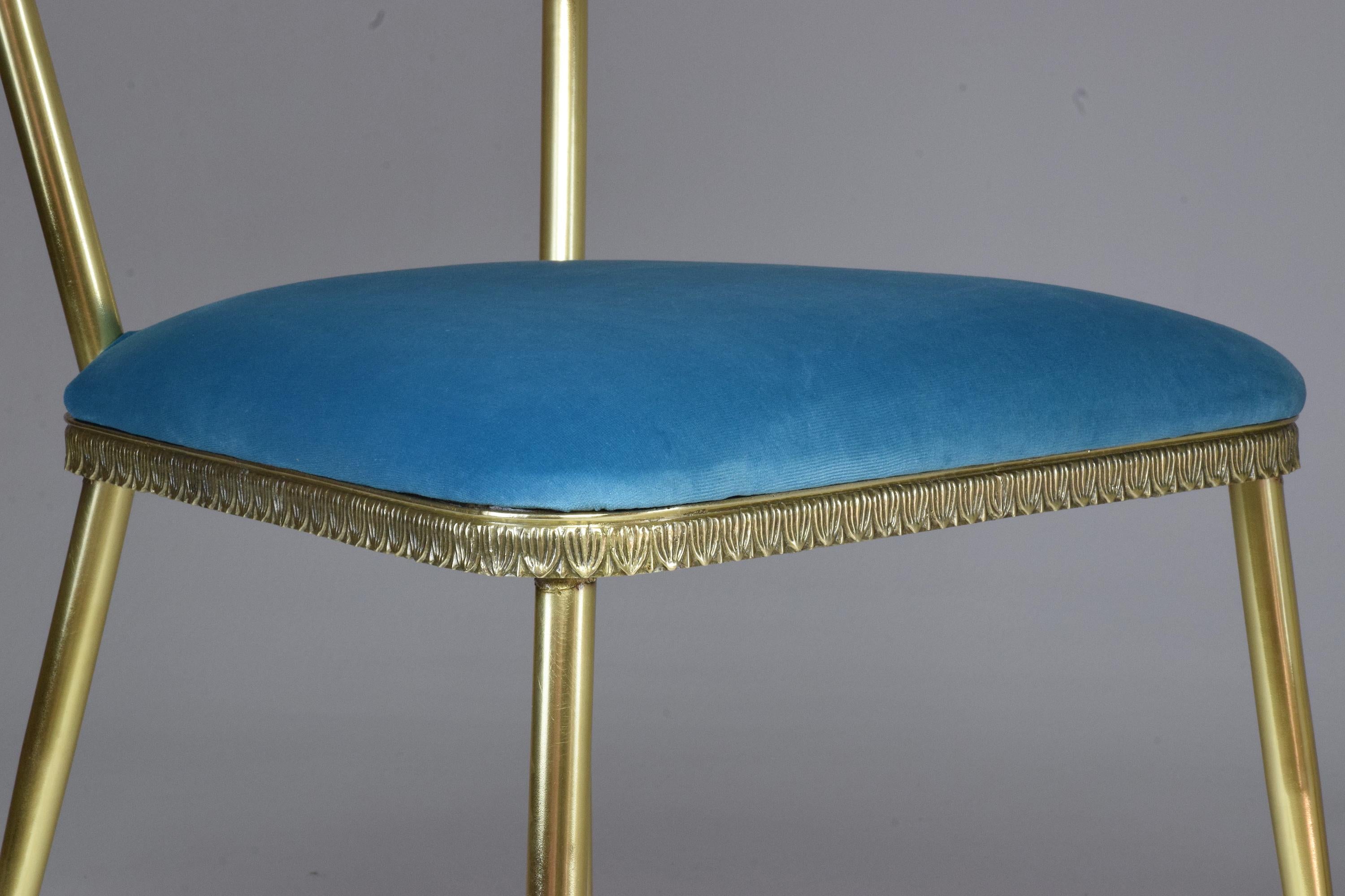 20e siècle Paire de chaises Swan italiennes en velours et laiton, années 1950 7