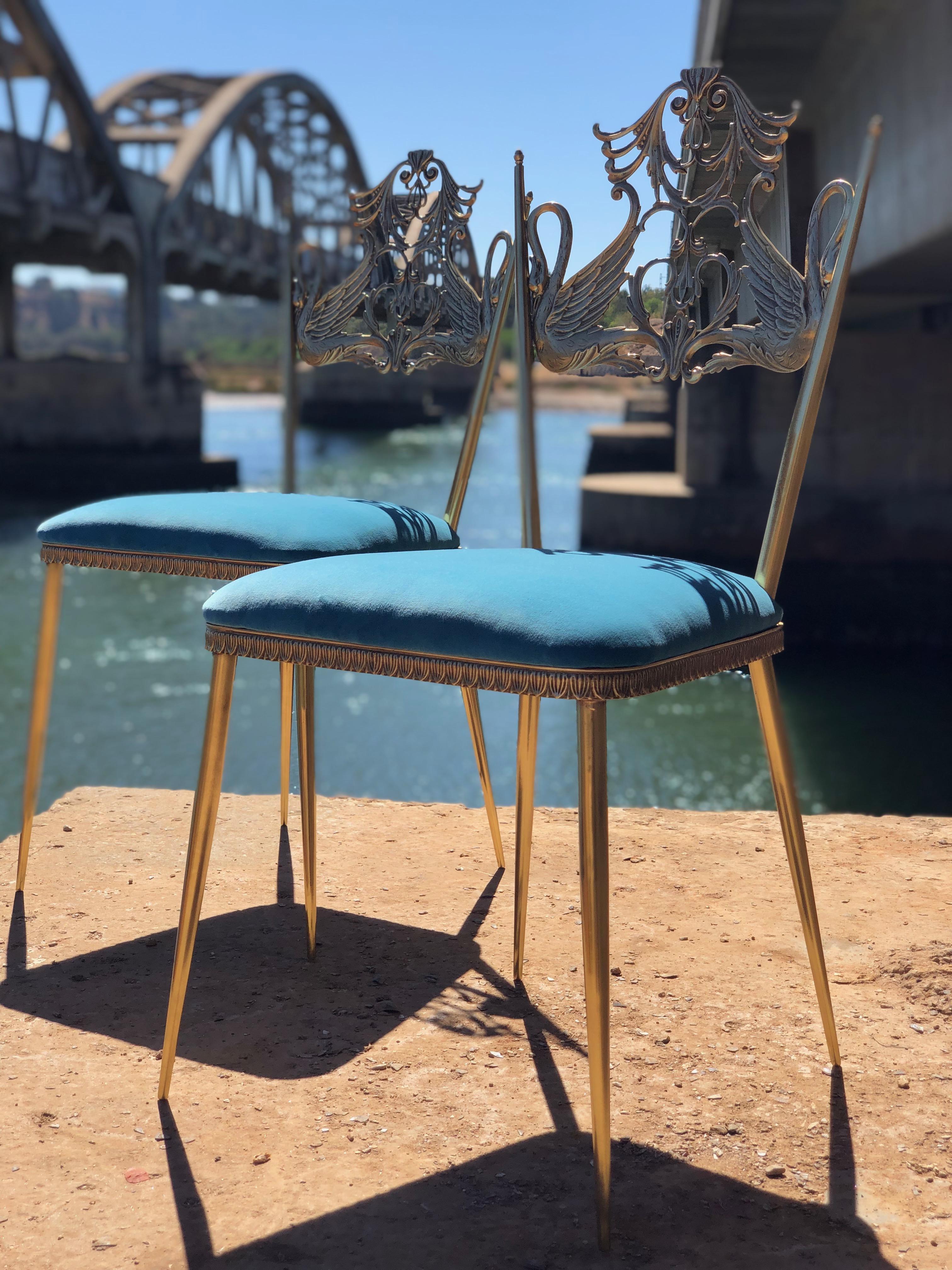 20th Century Pair of Italian Vintage Brass Velvet Swan Chairs, 1950s In Good Condition For Sale In Paris, FR