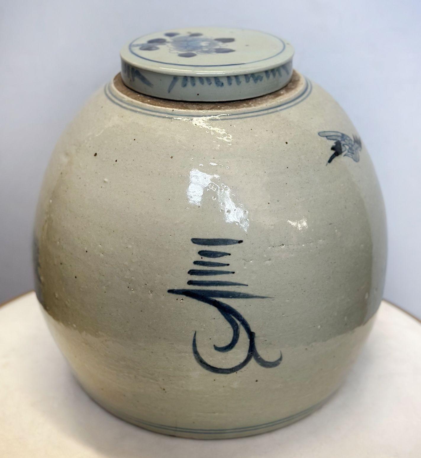 Una coppia di splendidi vasi di celadon di grandi dimensioni realizzati in Cina nel XX secolo, decorati tutt'intorno con raffigurazioni dipinte a mano di motivi floreali, uccelli e farfalle. Includono anche un coperchio per ogni