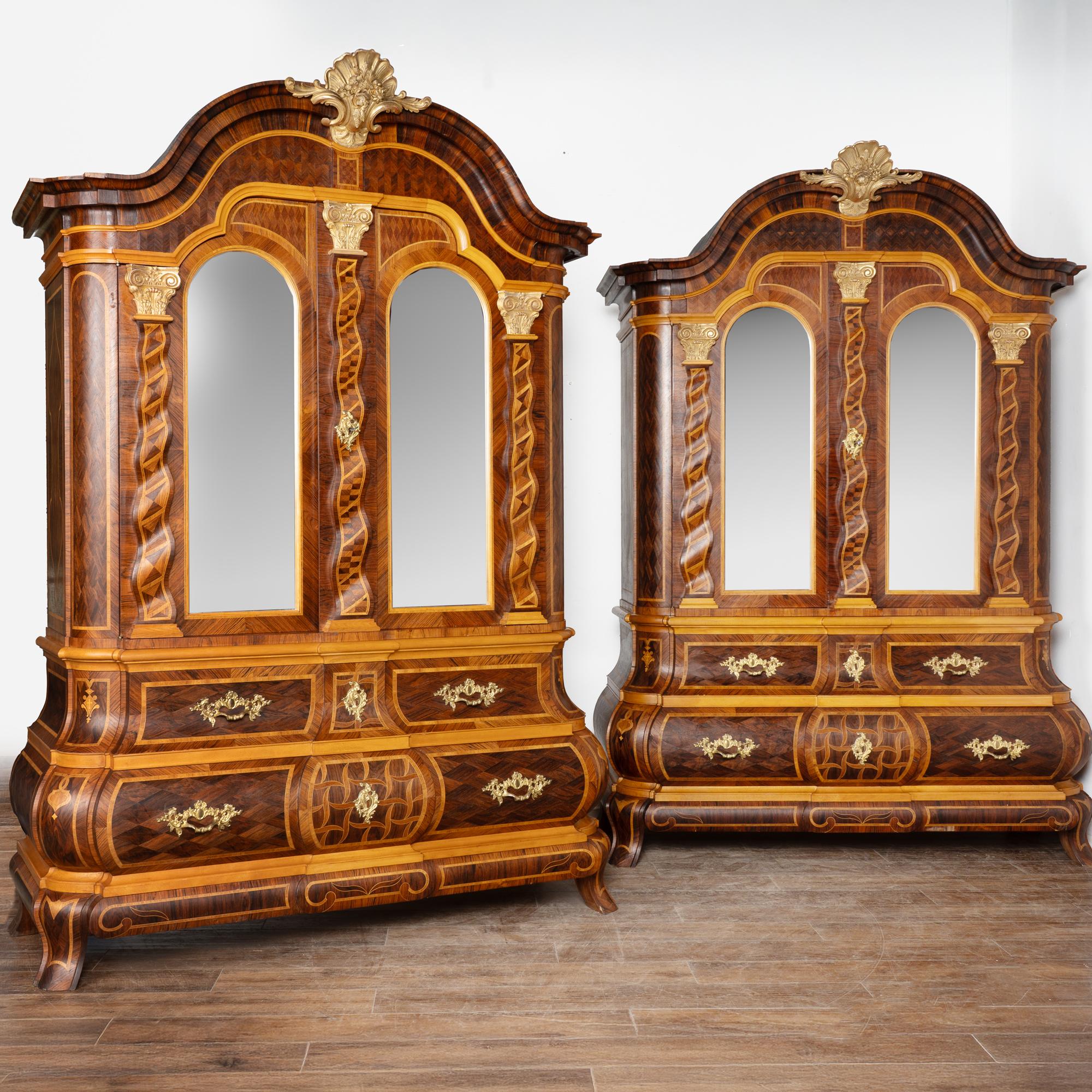Wunderschönes Paar Rokoko-Schränke mit Intarsien, nach einem Meisterwerk von Jonas Hultsten (Meister in Stockholm 1773-1794). Es ist ungewöhnlich, nur ein Exemplar zu finden, und ein Paar mit solch dramatischen Ausmaßen (knapp 8' hoch und 5,5'