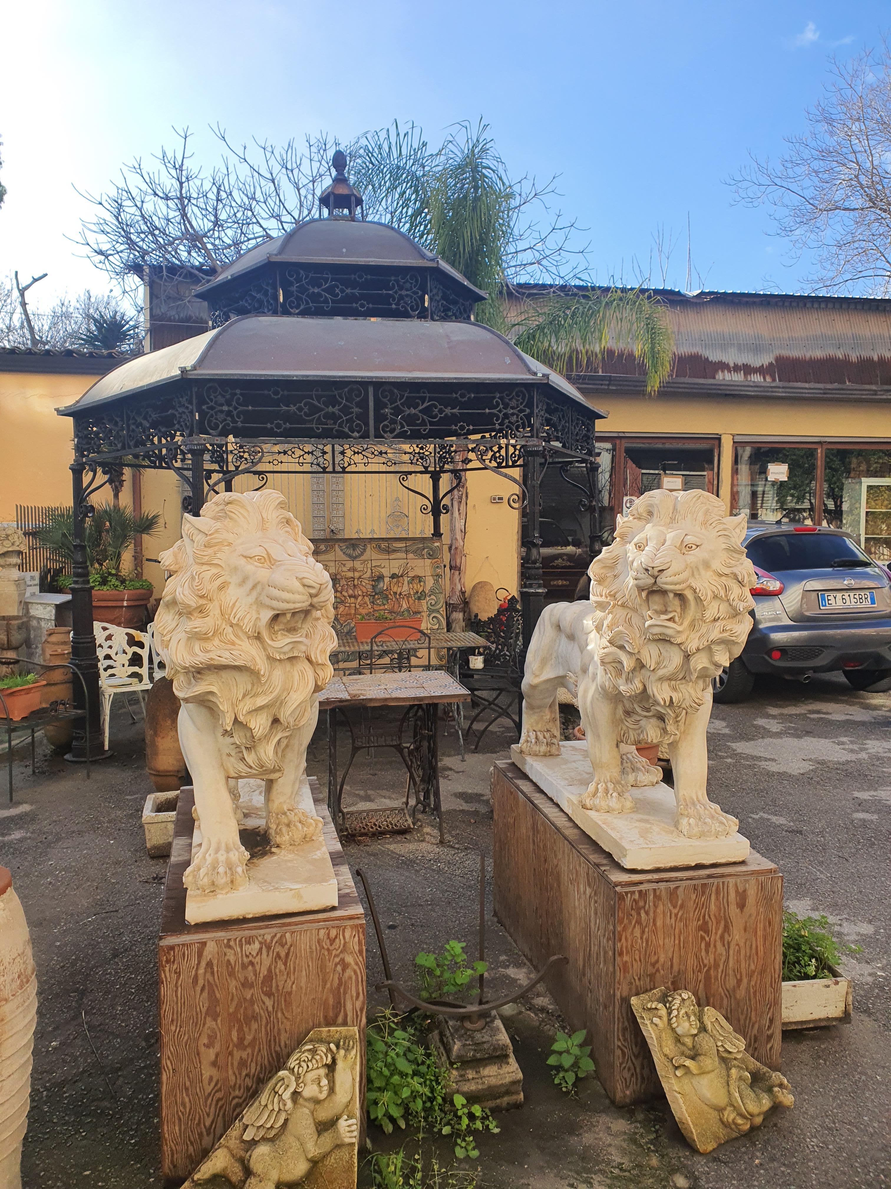 Européen Paire de sculptures de lions en marbre statuaire finement sculpté du 20ème siècle en vente