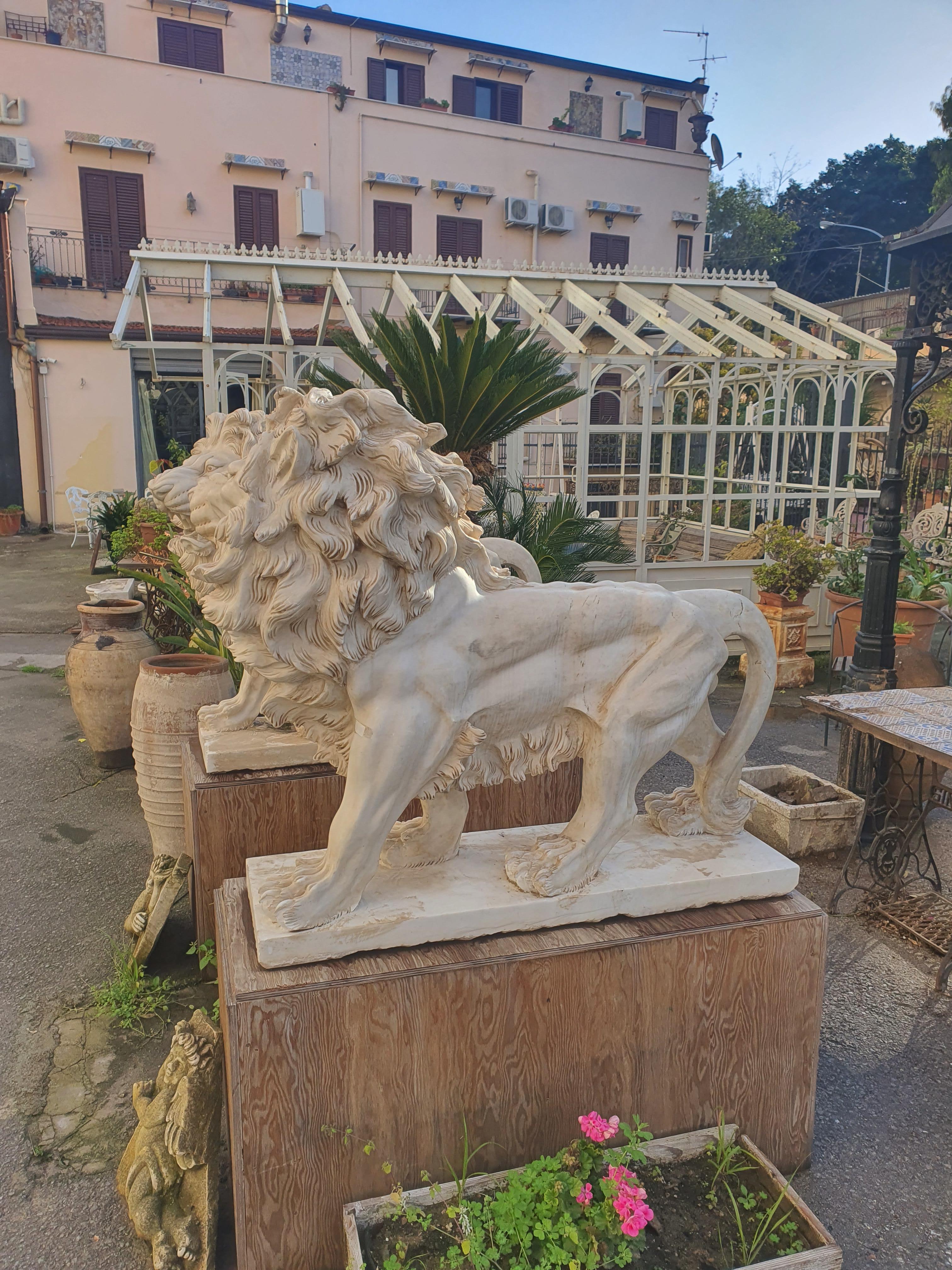 Sculpté Paire de sculptures de lions en marbre statuaire finement sculpté du 20ème siècle en vente