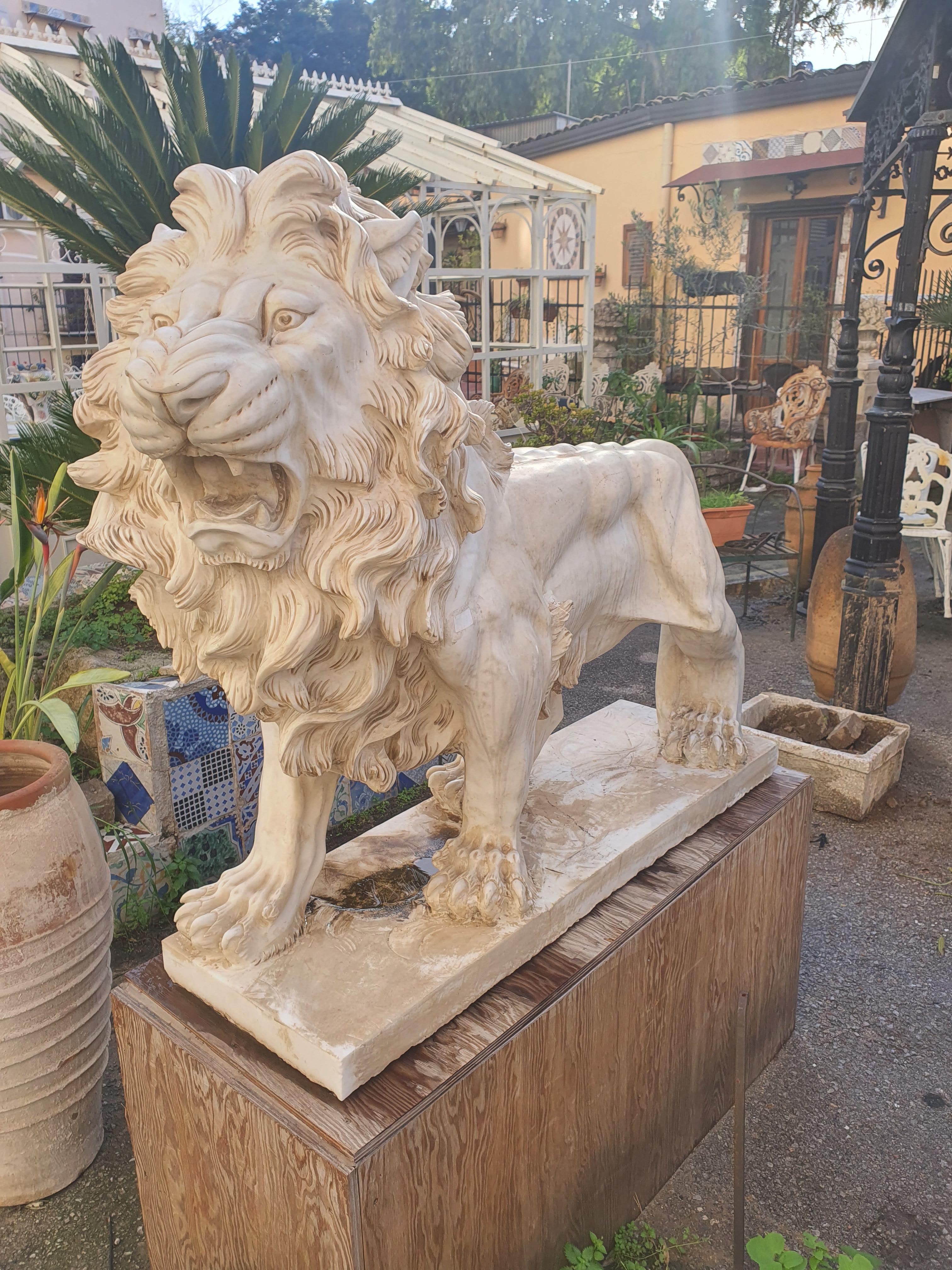 Paire de sculptures de lions en marbre statuaire finement sculpté du 20ème siècle en vente 1