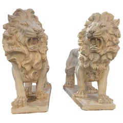 Paire de sculptures de lions en marbre statuaire finement sculpté du 20ème siècle