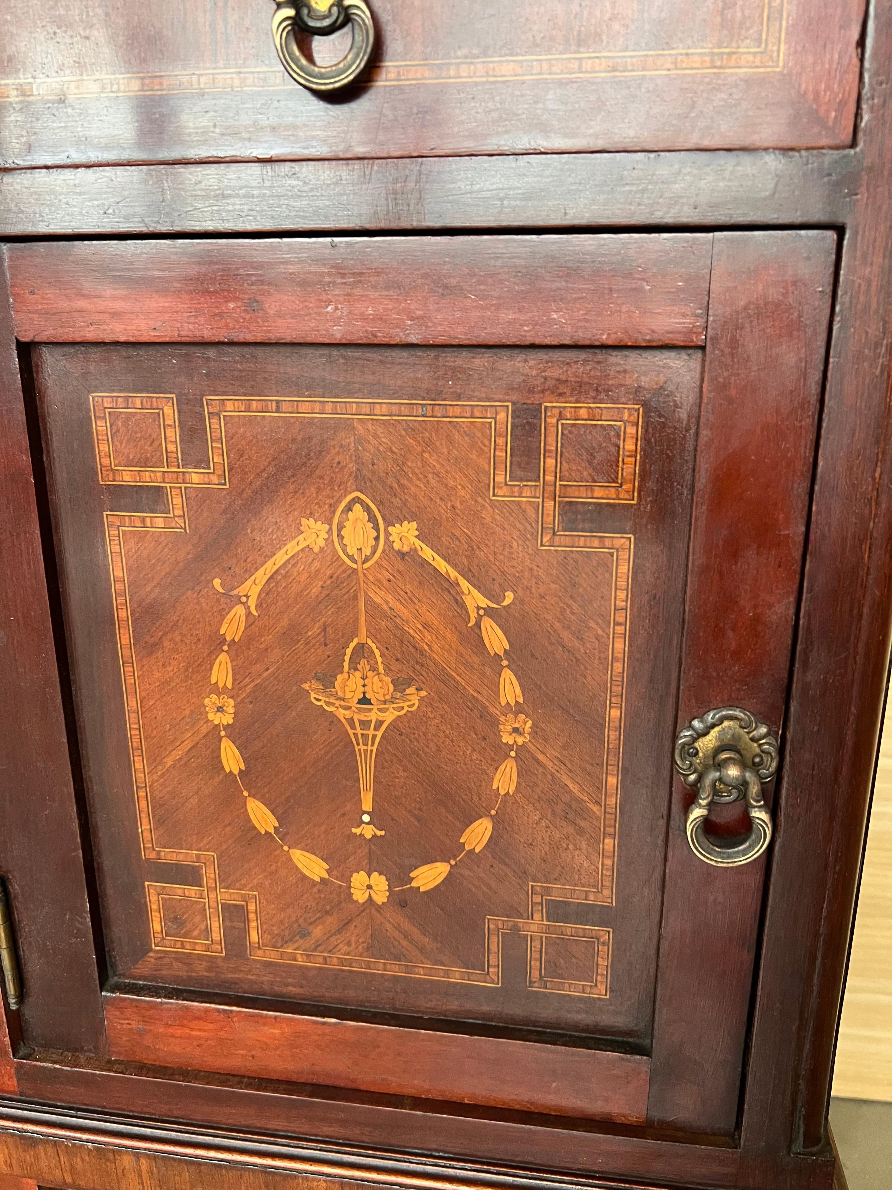 Paire de tables de nuit de style Louis XVI à plateau de marbre, bronze et noyer du 20e siècle en vente 4