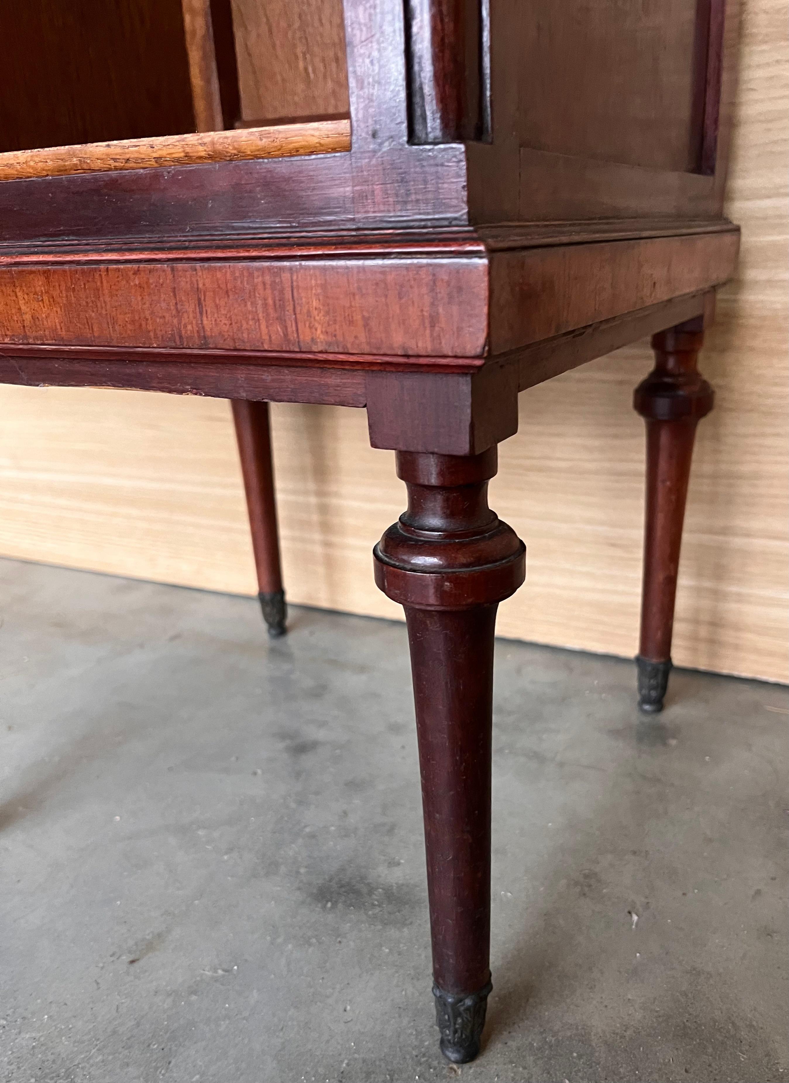 Paire de tables de nuit de style Louis XVI à plateau de marbre, bronze et noyer du 20e siècle en vente 5