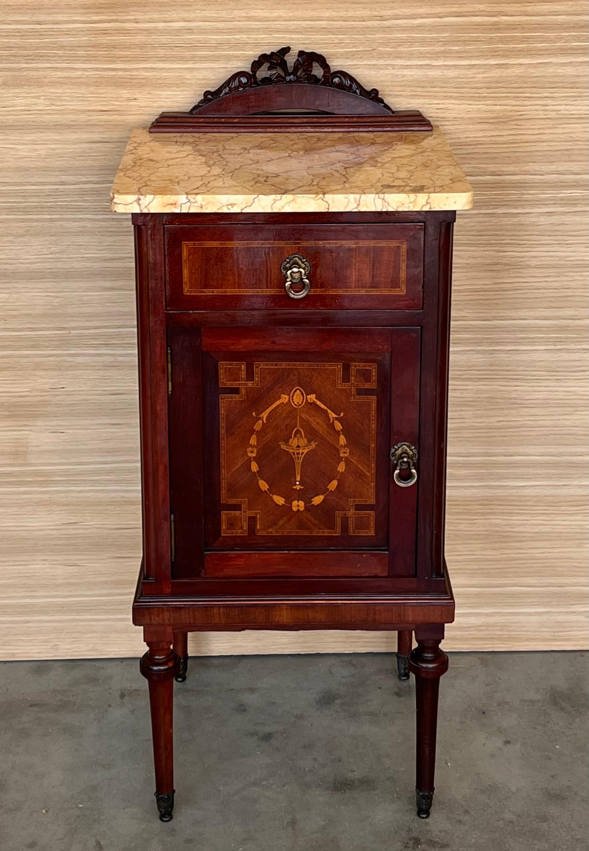 Français Paire de tables de nuit de style Louis XVI à plateau de marbre, bronze et noyer du 20e siècle en vente
