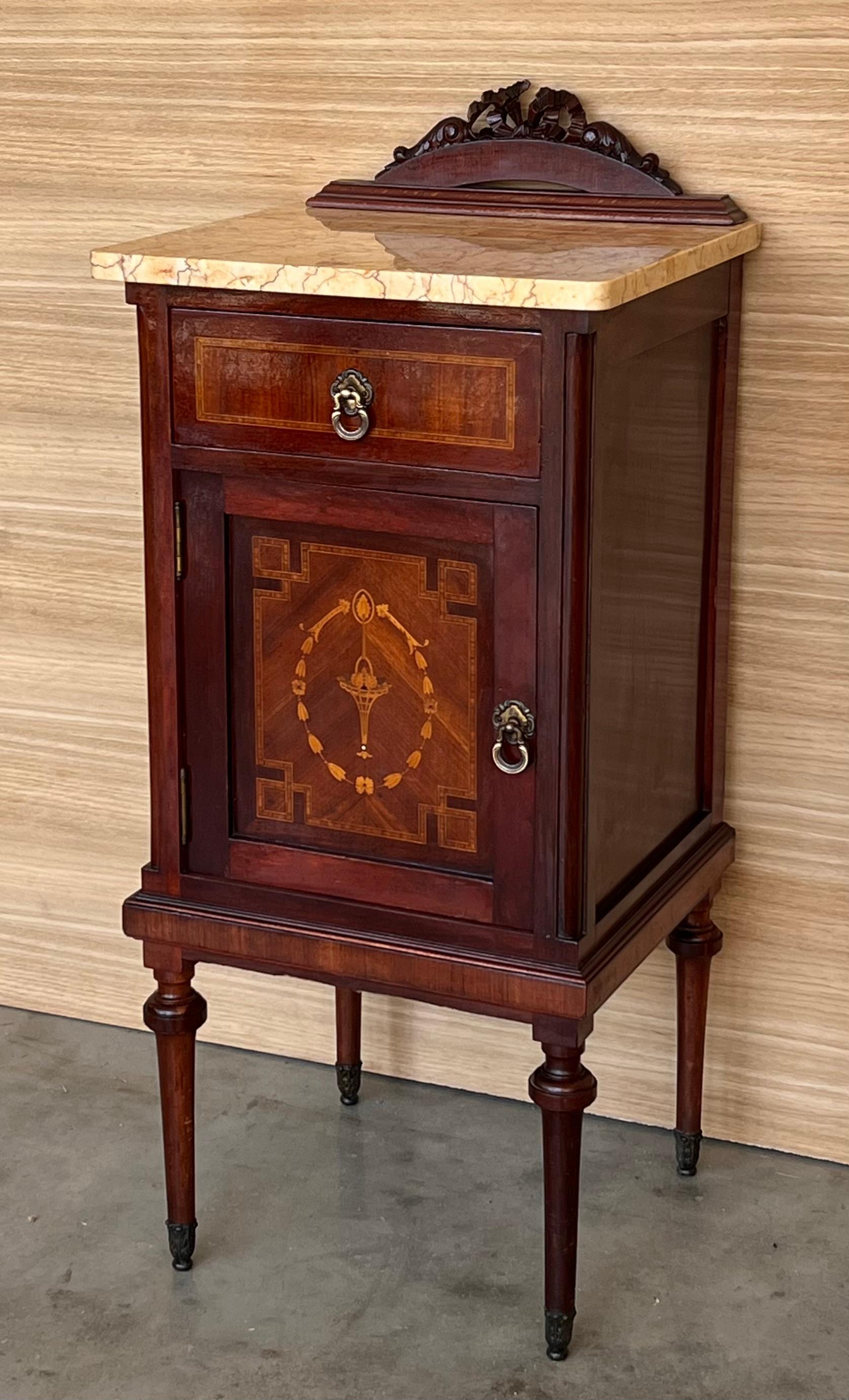 Paire de tables de nuit de style Louis XVI à plateau de marbre, bronze et noyer du 20e siècle Bon état - En vente à Miami, FL