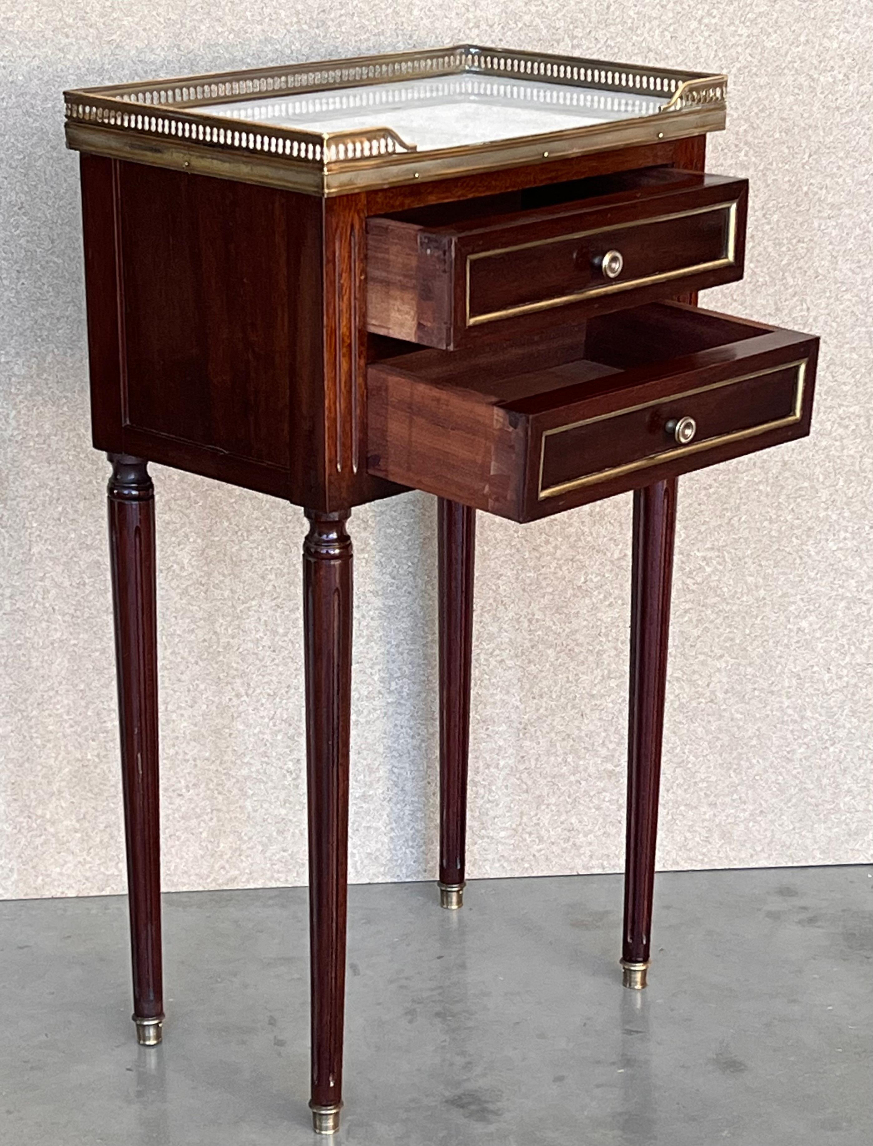 20th Century Pair of Louis XVI Style Marble-Top, Bronze and Walnut Nightstands In Good Condition For Sale In Miami, FL