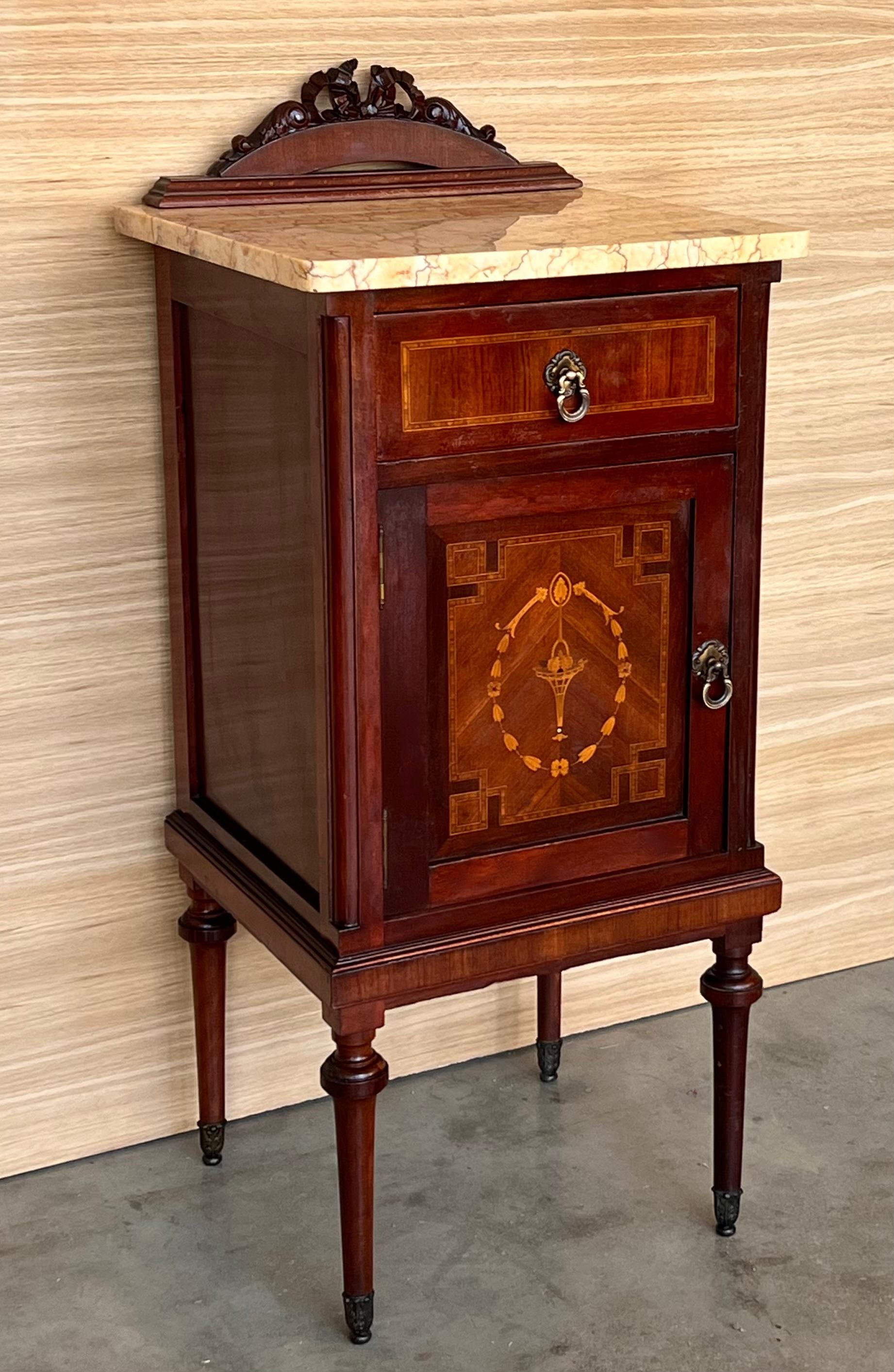 XIXe siècle Paire de tables de nuit de style Louis XVI à plateau de marbre, bronze et noyer du 20e siècle en vente