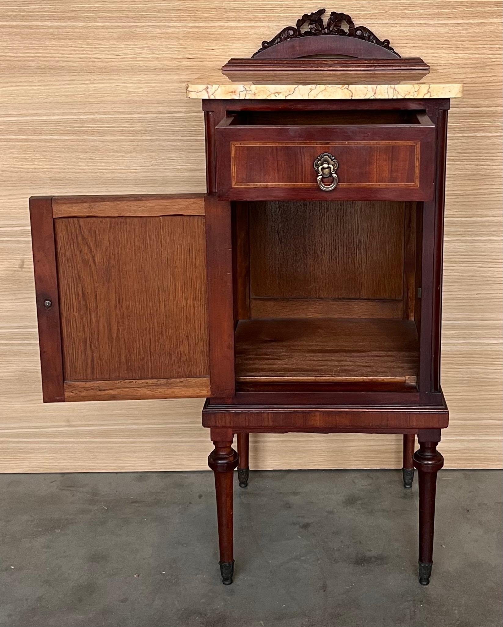 Bronze Paire de tables de nuit de style Louis XVI à plateau de marbre, bronze et noyer du 20e siècle en vente
