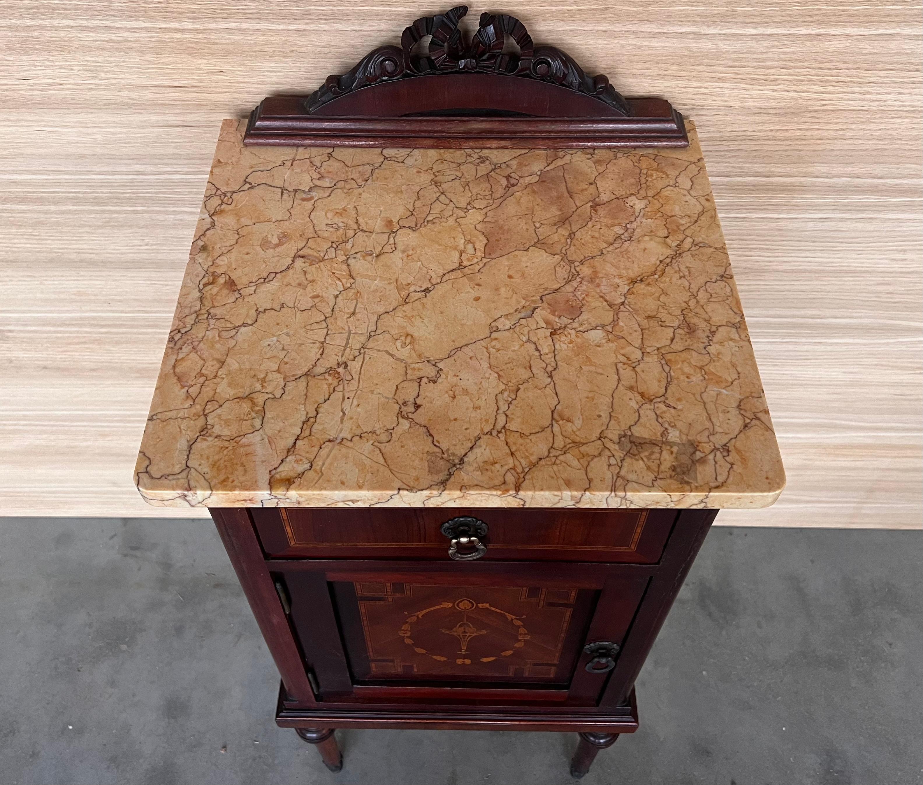 Paire de tables de nuit de style Louis XVI à plateau de marbre, bronze et noyer du 20e siècle en vente 1