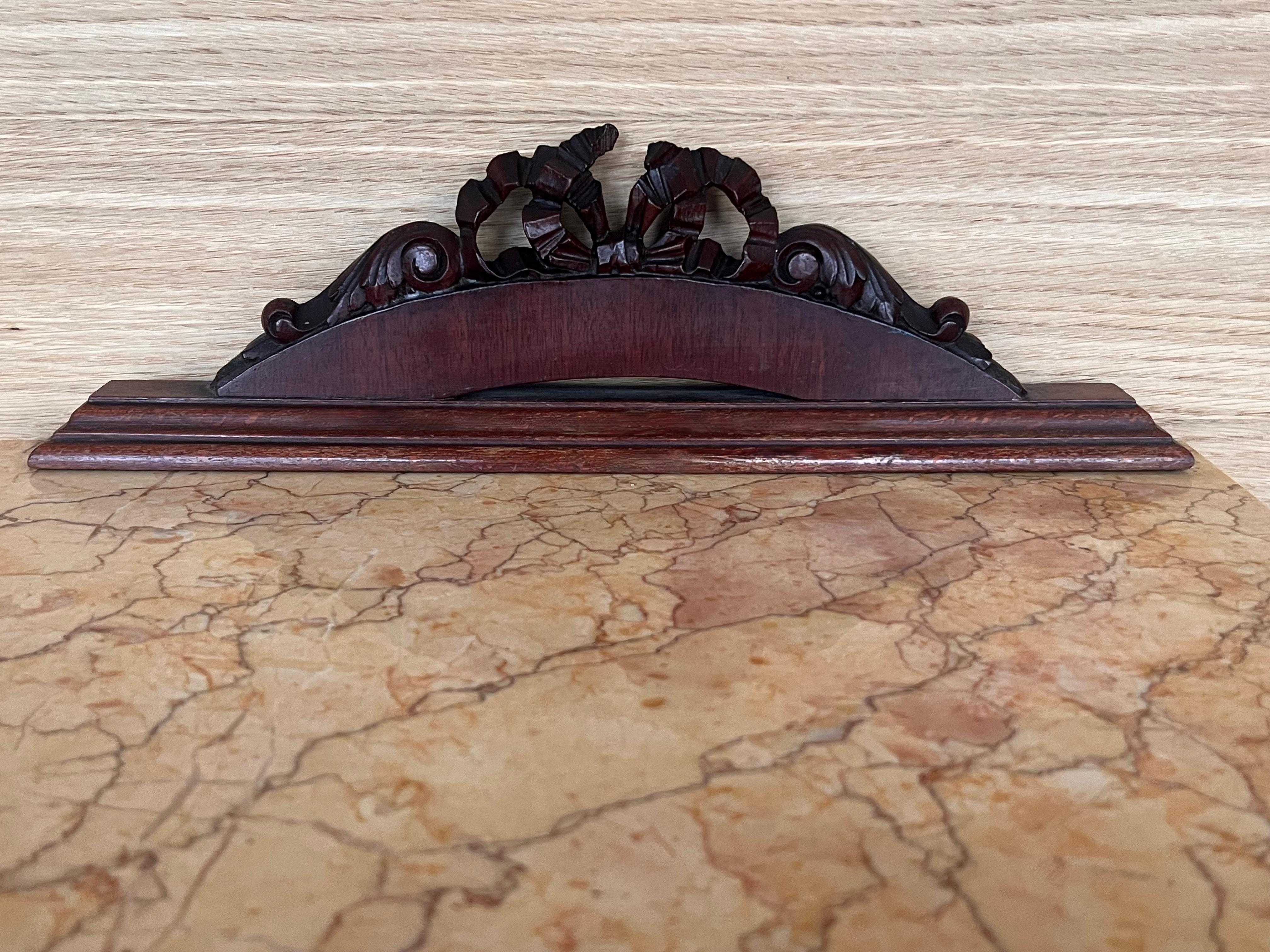 Paire de tables de nuit de style Louis XVI à plateau de marbre, bronze et noyer du 20e siècle en vente 2