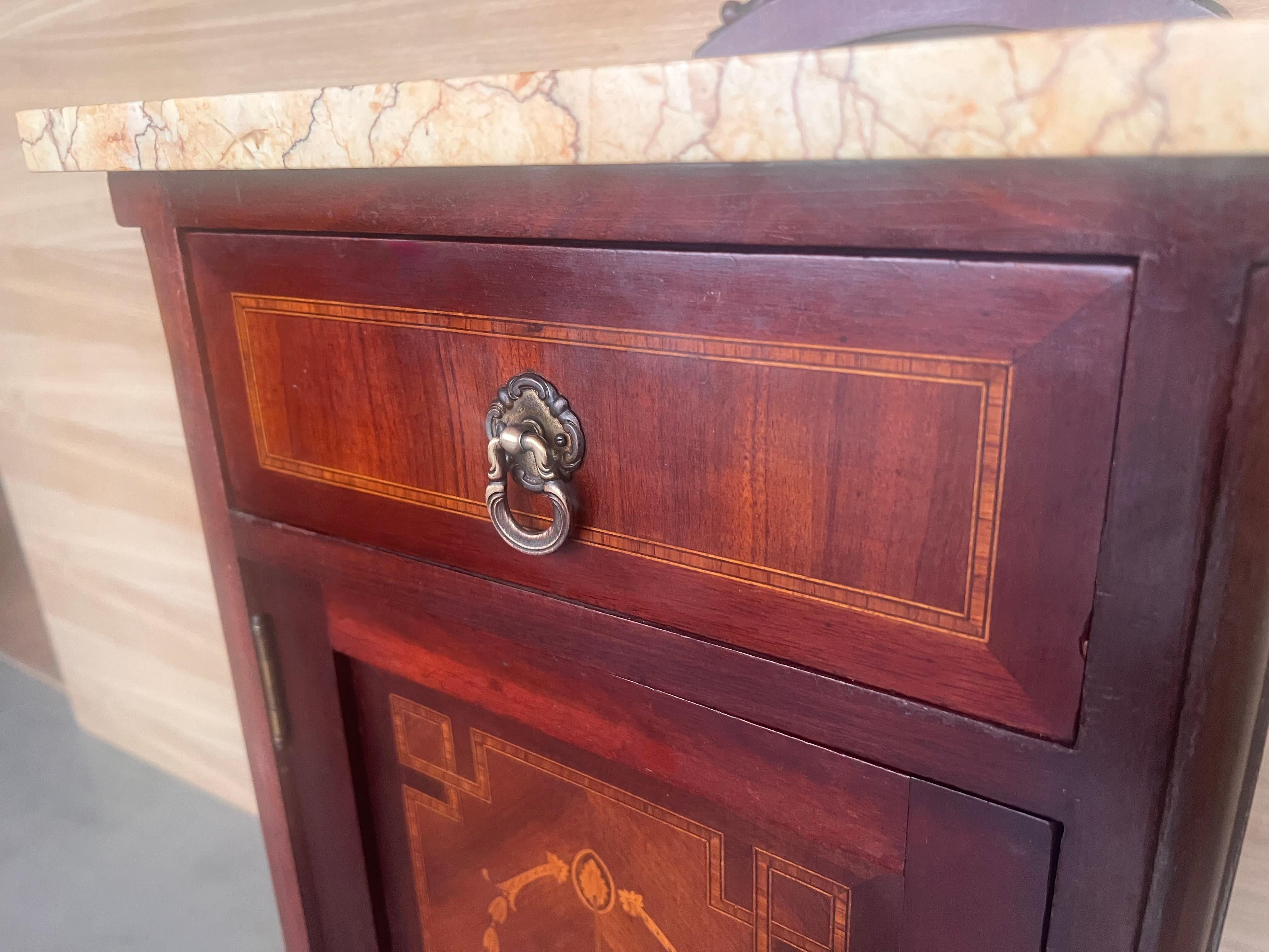 Paire de tables de nuit de style Louis XVI à plateau de marbre, bronze et noyer du 20e siècle en vente 3