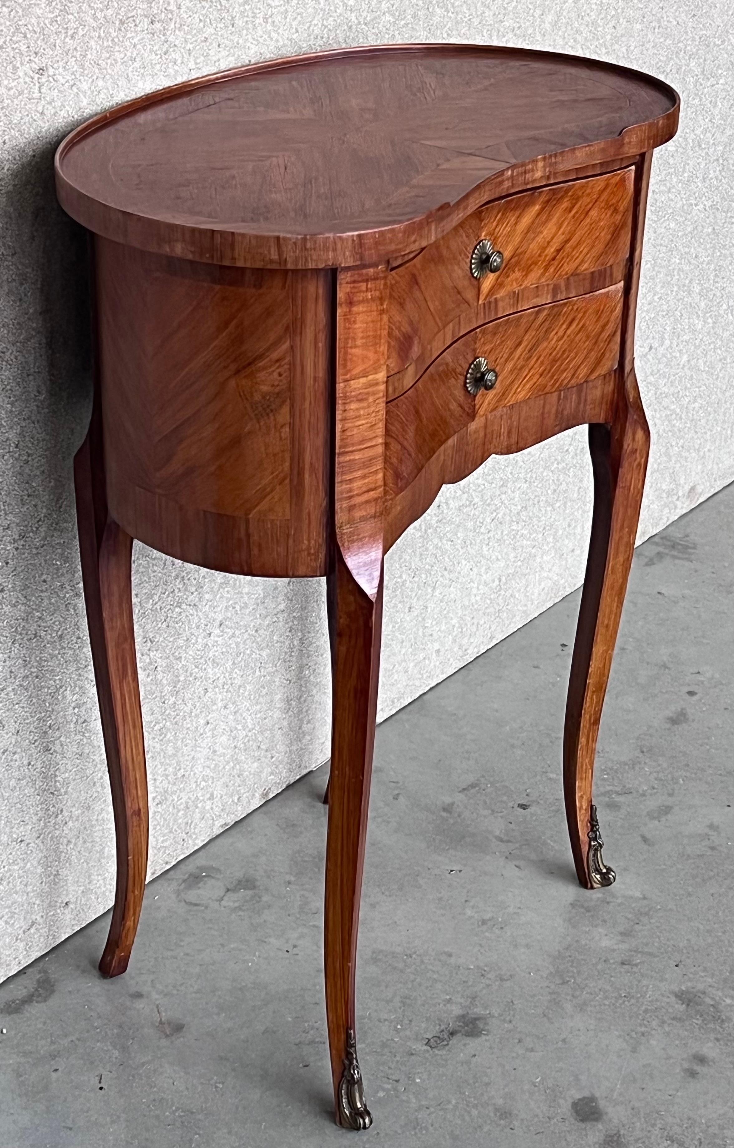 20th Century Pair of Mahogany Nightstands with Kidney Shape and Two Drawers In Good Condition In Miami, FL