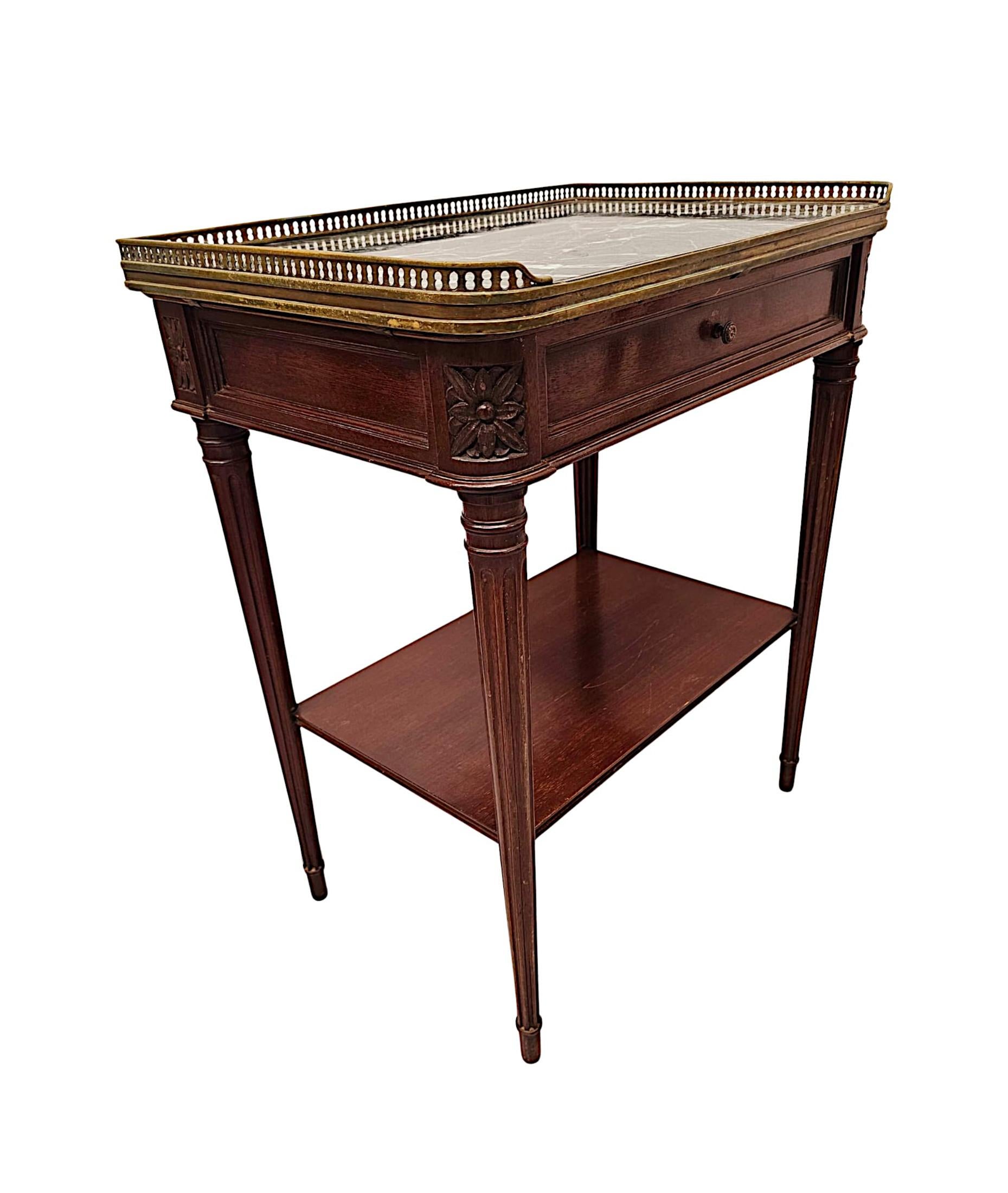 Une fabuleuse paire de tables de chevet ou de canapé en acajou bien figuré du 20e siècle, de qualité exceptionnelle et finement sculptées, avec une patine et un grain d'une grande richesse.  Le remarquable plateau de marbre noir Marquina, de forme