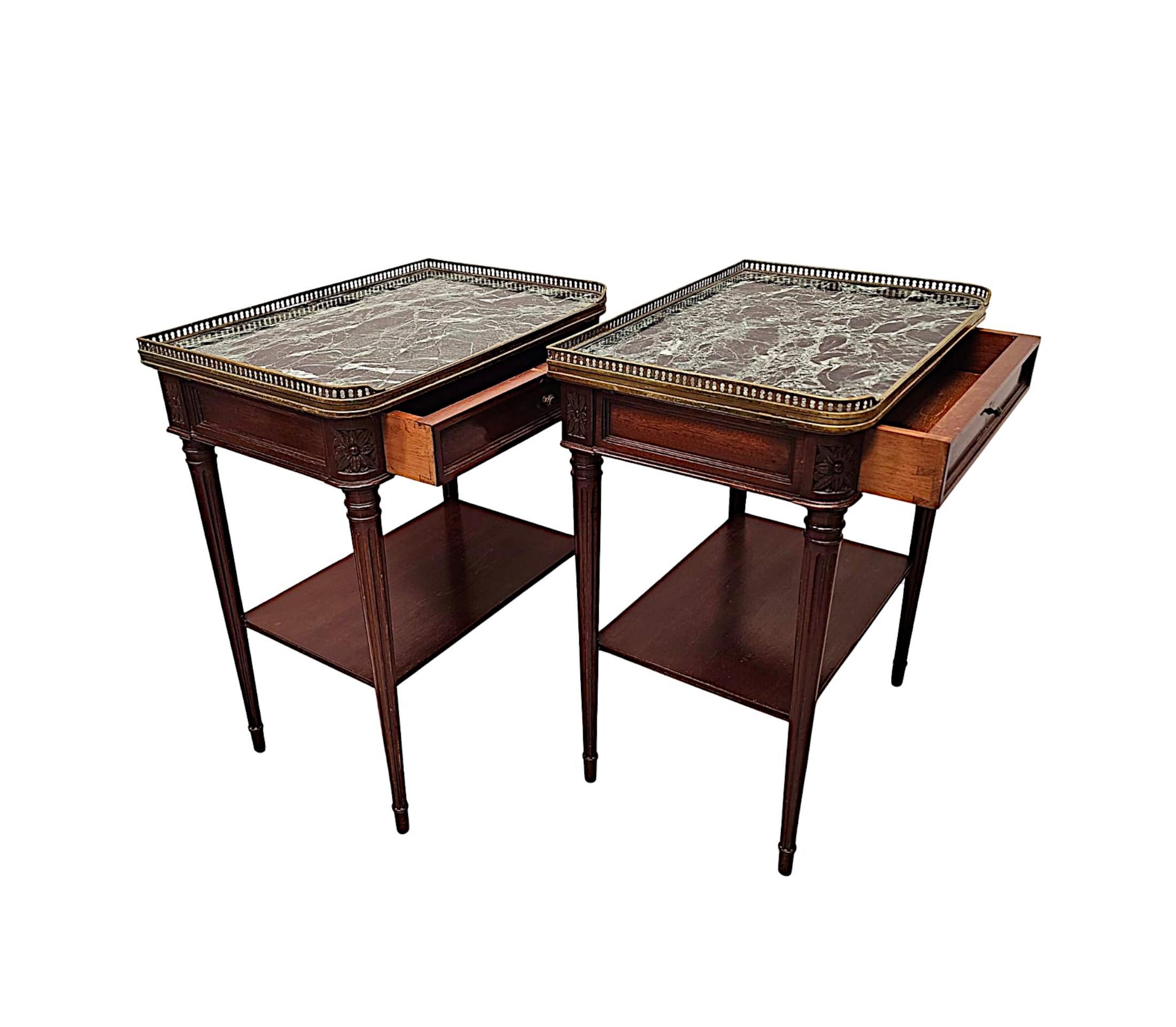 20ième siècle Paire de tables de canapé ou de chevet en marbre du 20e siècle en vente