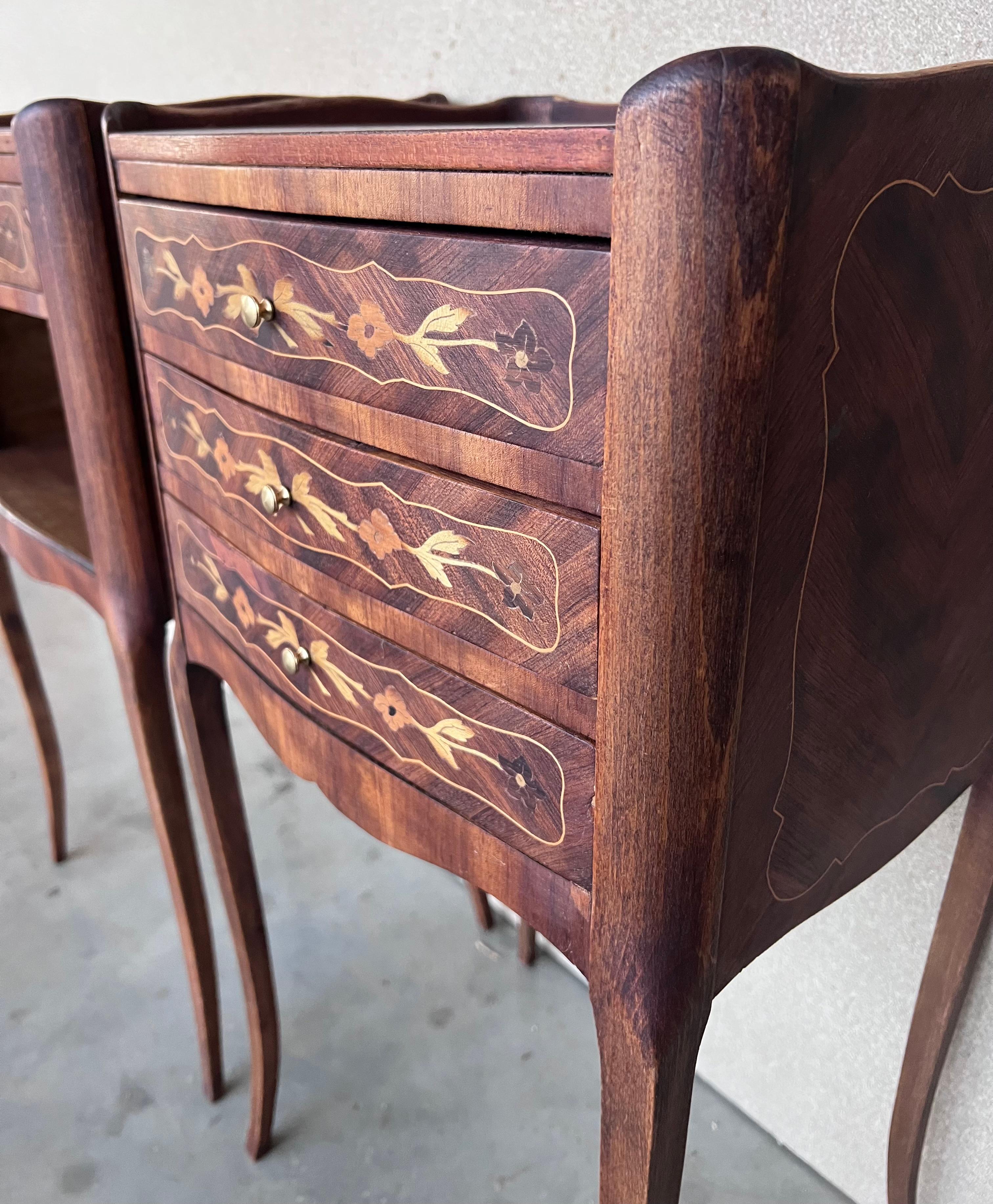 20th Century Pair of Marquetry Darkness Walnut Nightstands Tables with Drawers For Sale 1