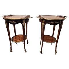 Paire de tables d'appoint du 20e siècle en marqueterie avec montures en bronze doré