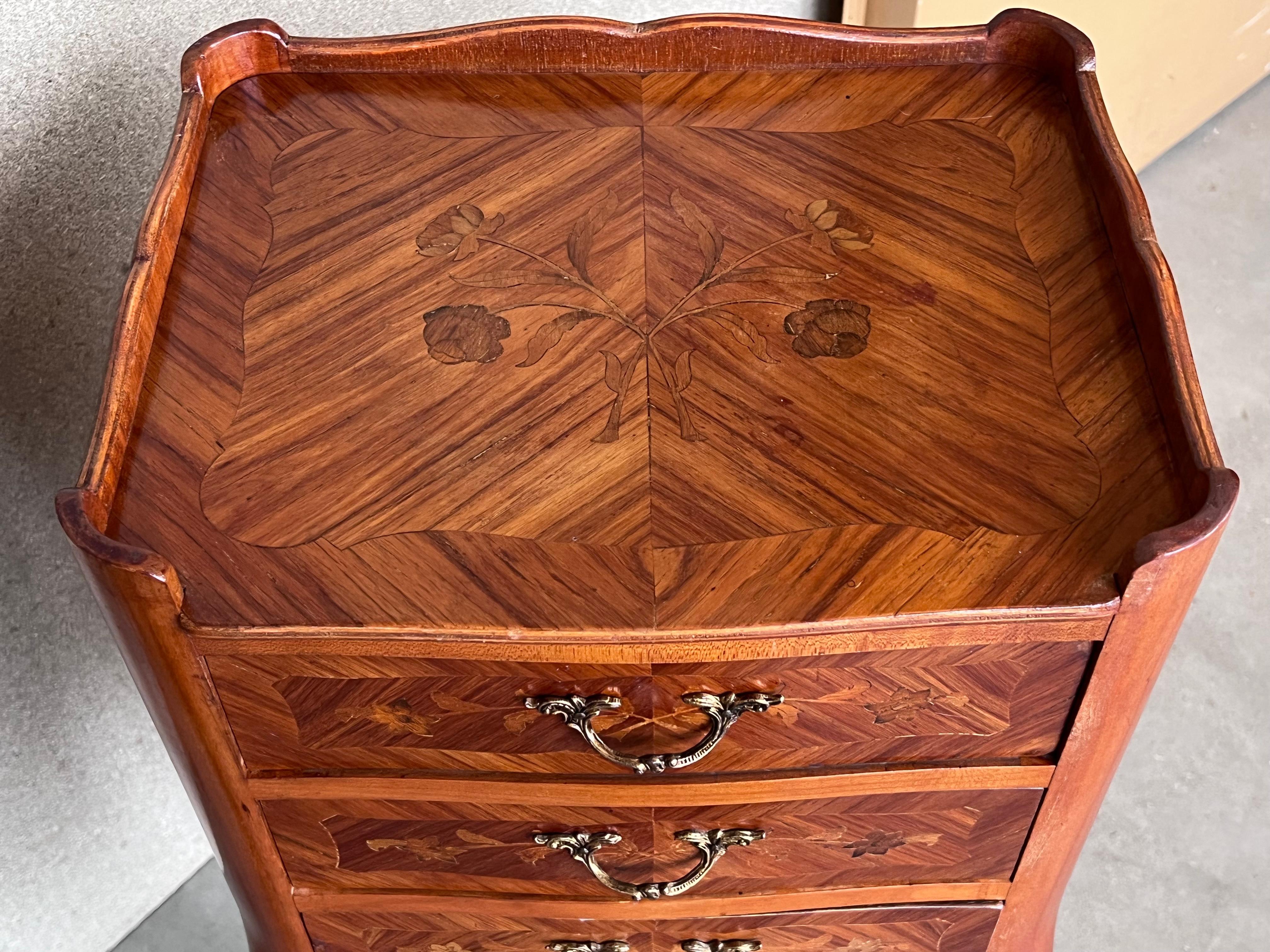 20th Century Pair of Marquetry Walnut Bedside, Nightstands Tables with Drawers For Sale 5